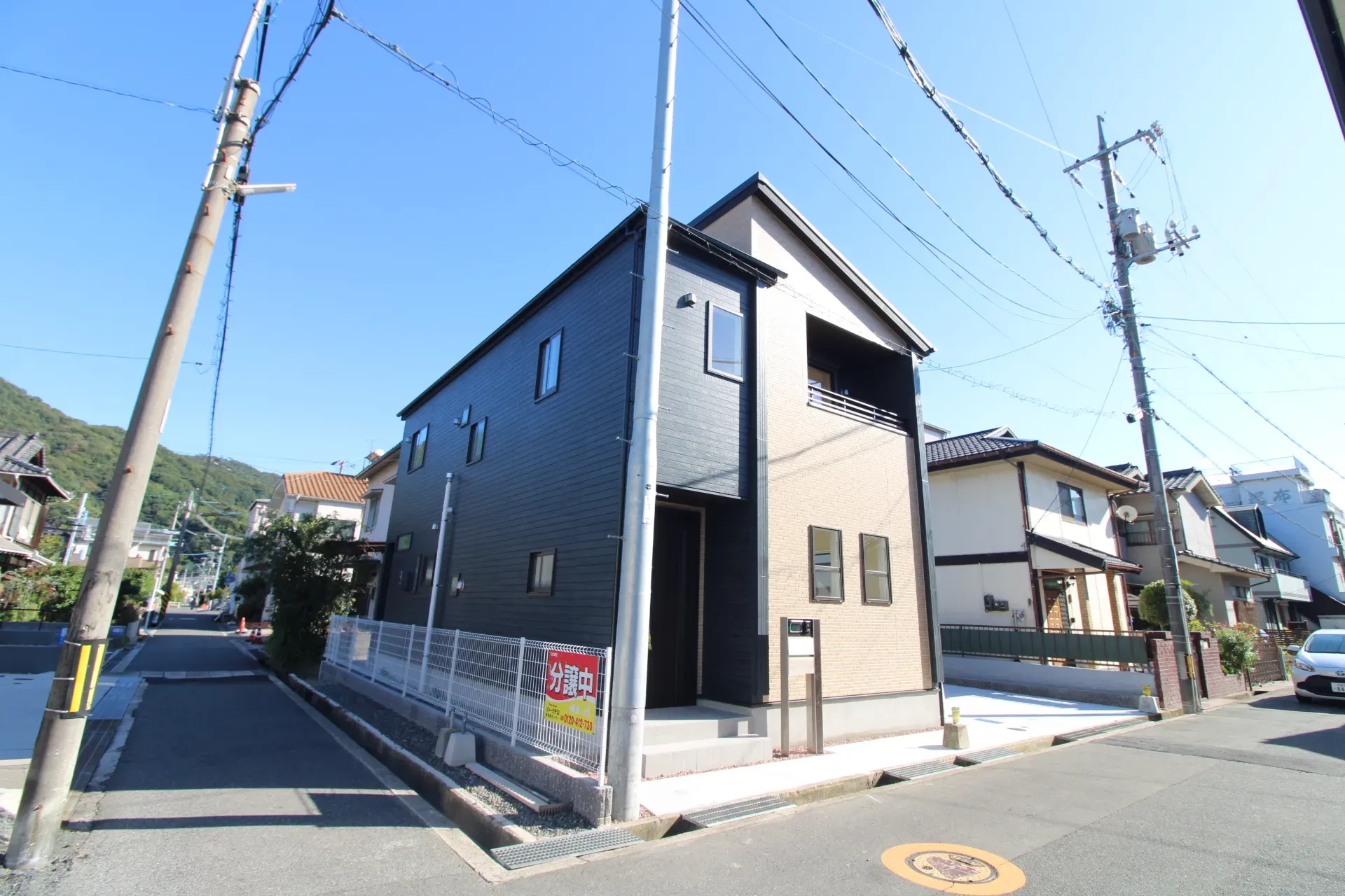 前面道路から見た外観