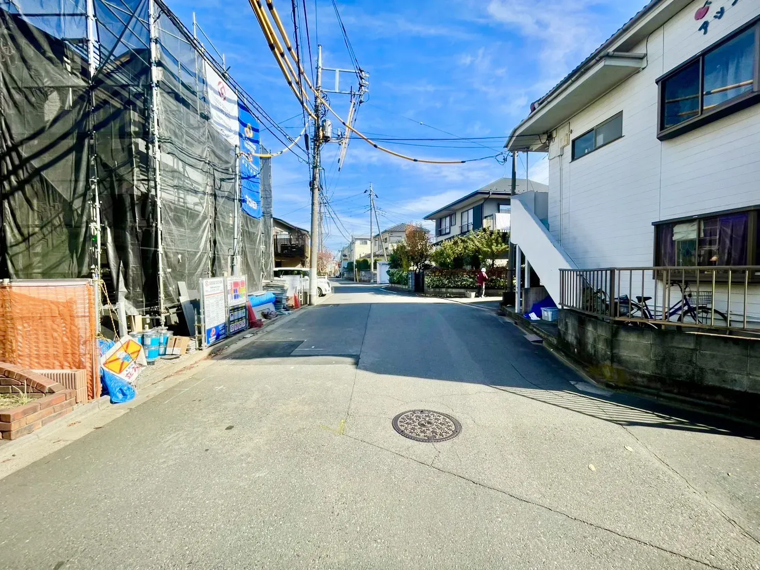 前面道路と外観写真