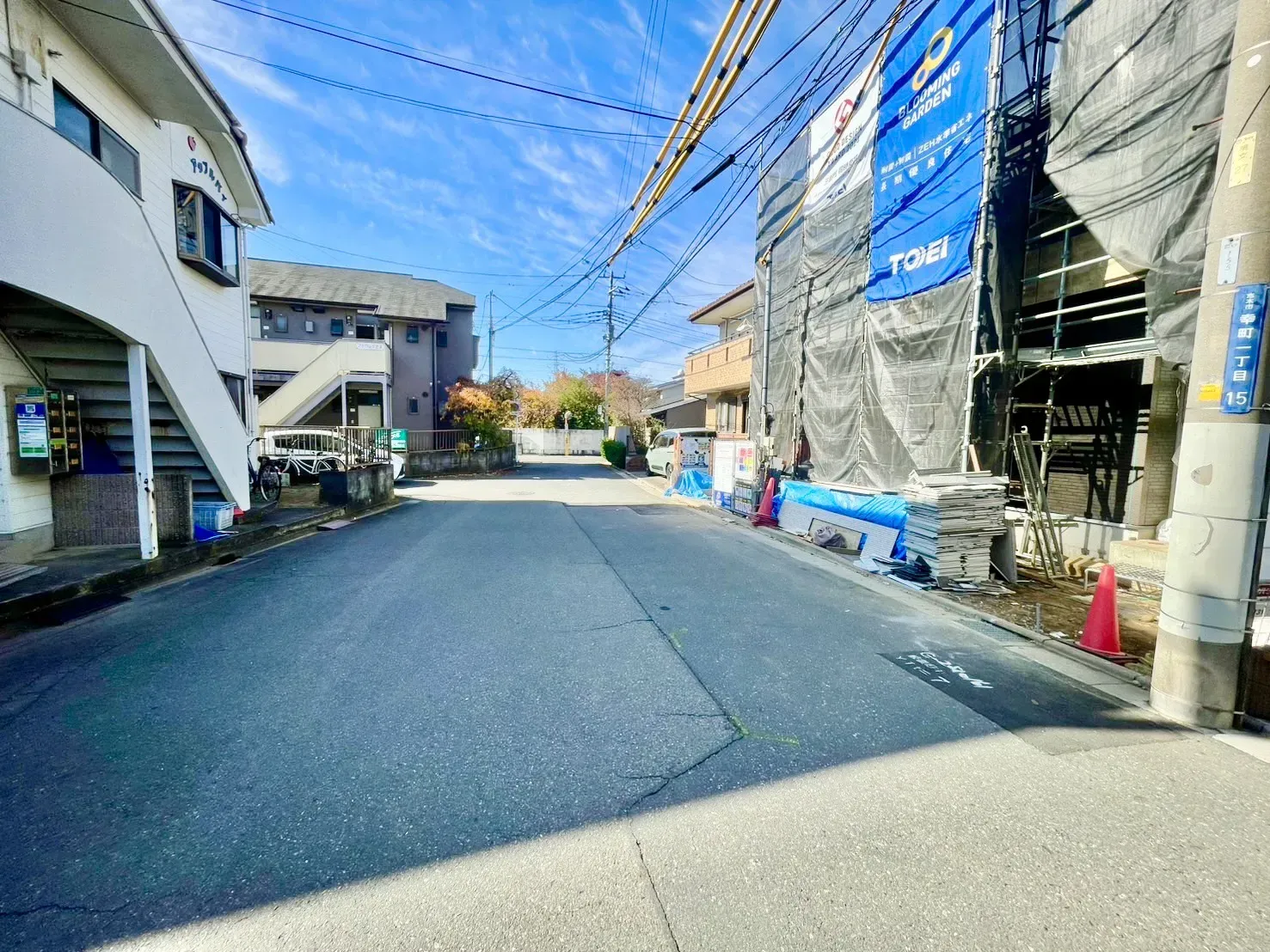 前面道路と外観写真