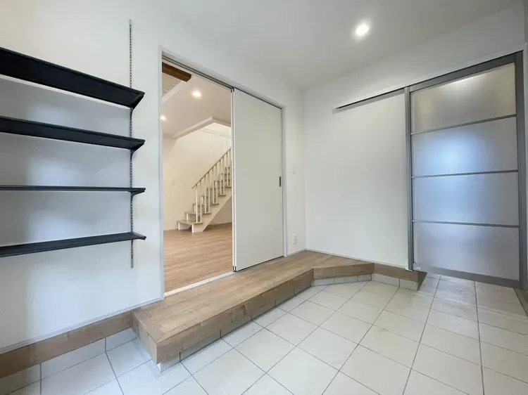 1号棟　マルチエントランスと玄関の間にはスライドドアを設置