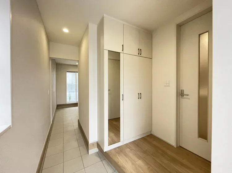 1号棟  玄関～マルチエントランス～お庭へ通り抜けができます