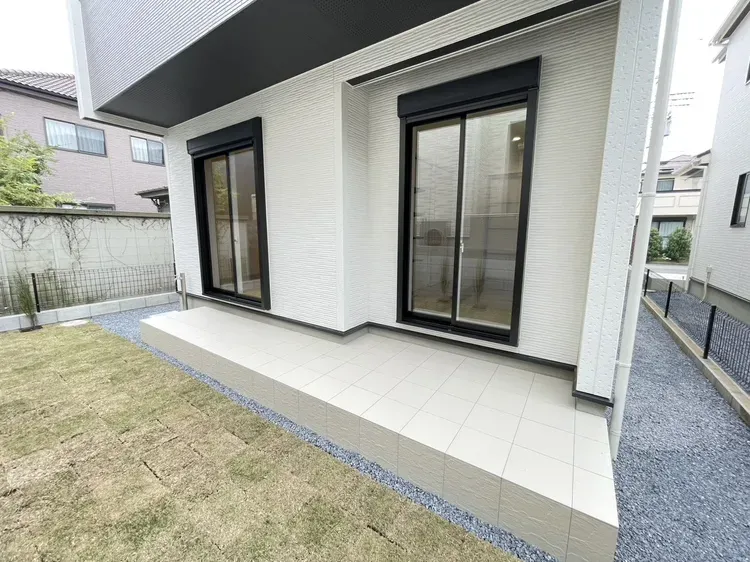 1号棟　マルチエントランスからお庭へ出られます