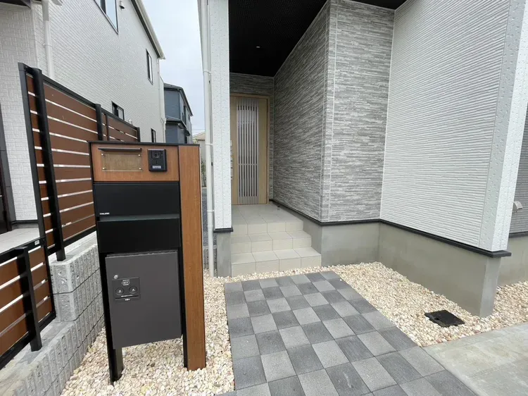 1号棟　玄関ポーチ　宅配ボックス