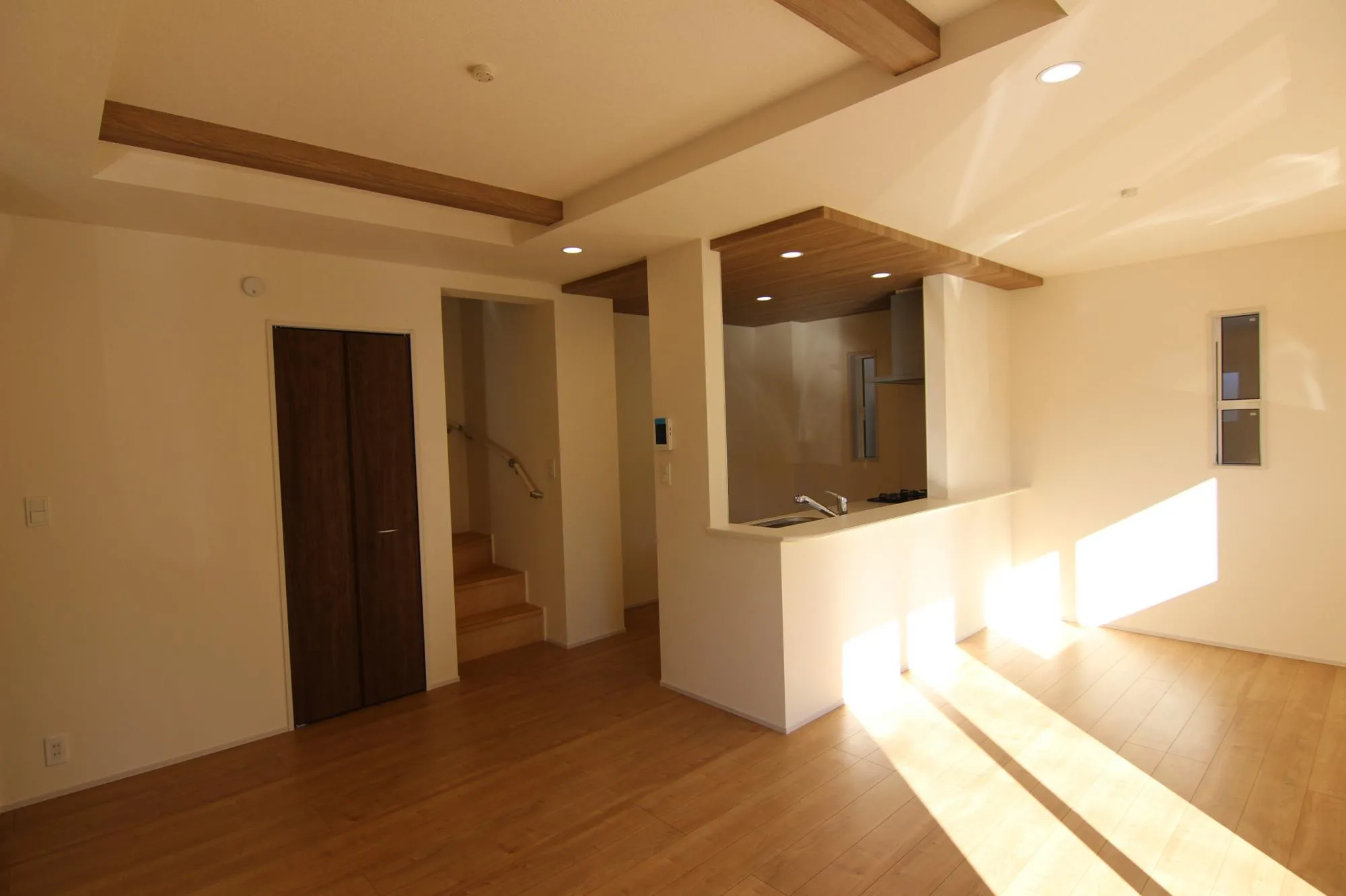 折上天井であえて梁を出すことによって、縦に広々と開放感のある心地良い空間を演出してくれます。