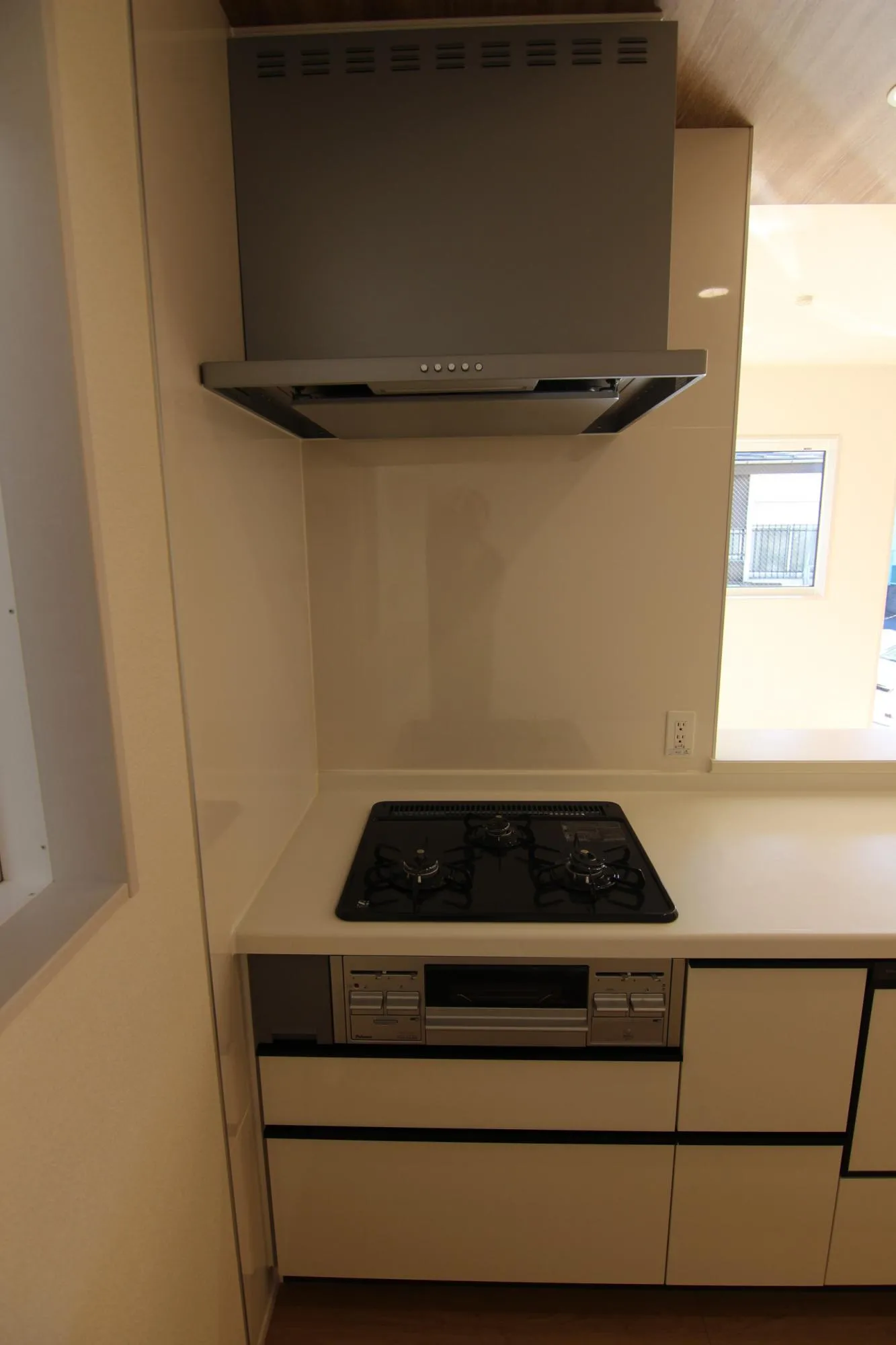 ガスコンロは3口設置。汁物・主菜・副菜を同時進行で調理できて便利です