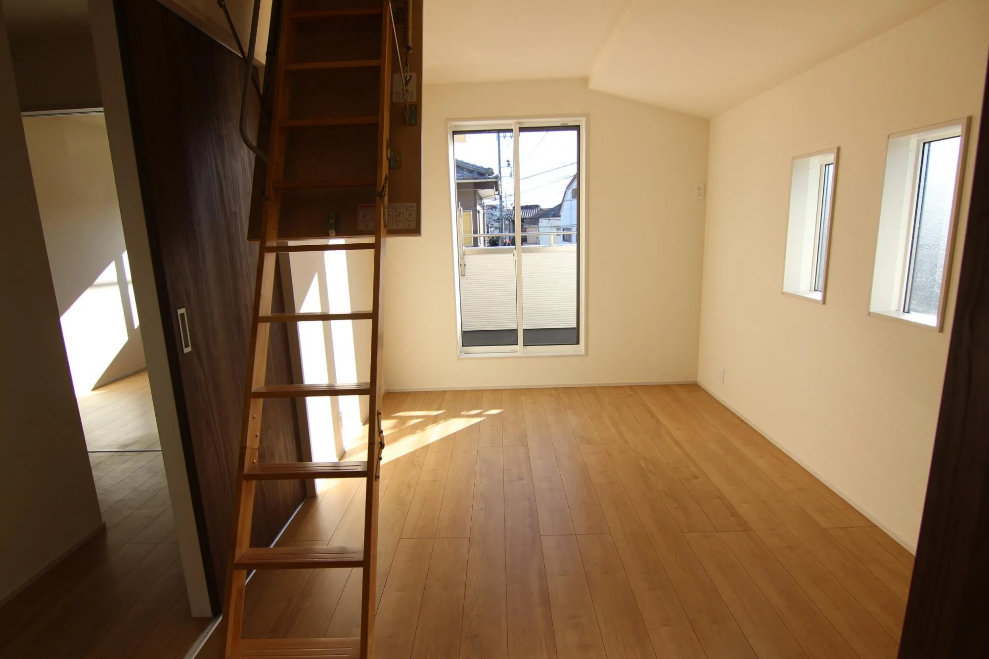 洋室A(グルニエ付き)　全室2面採光。光がたっぷり差し込む明るい住まい