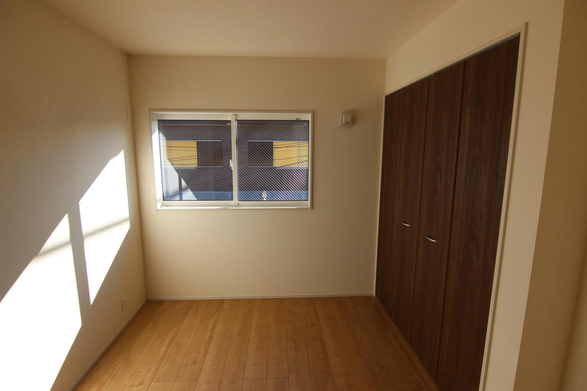 洋室B　凹凸のない四角い部屋なので家具の配置も自由自在!