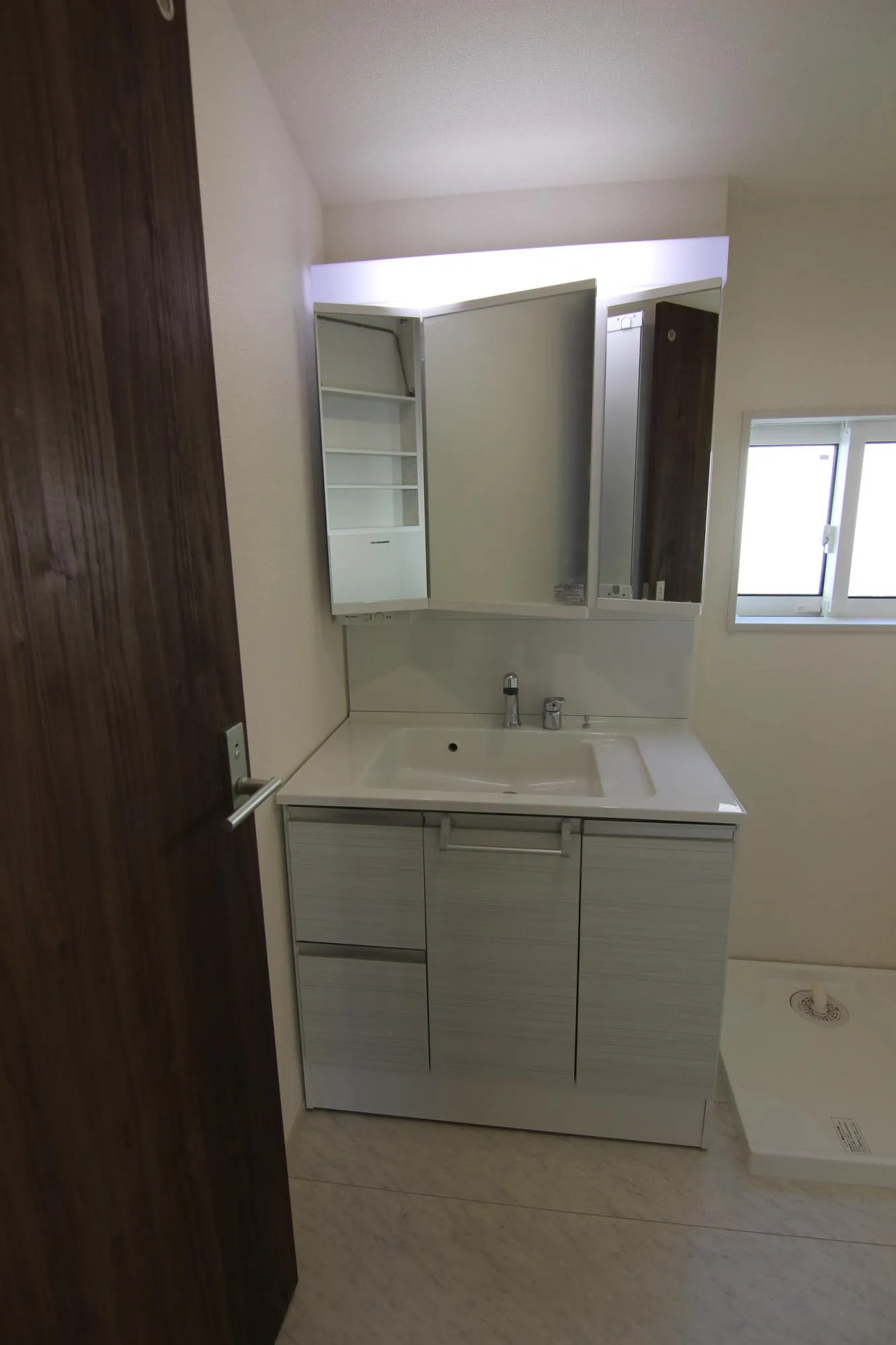 3面鏡シャワーヘッド蛇口付き洗面化粧台
