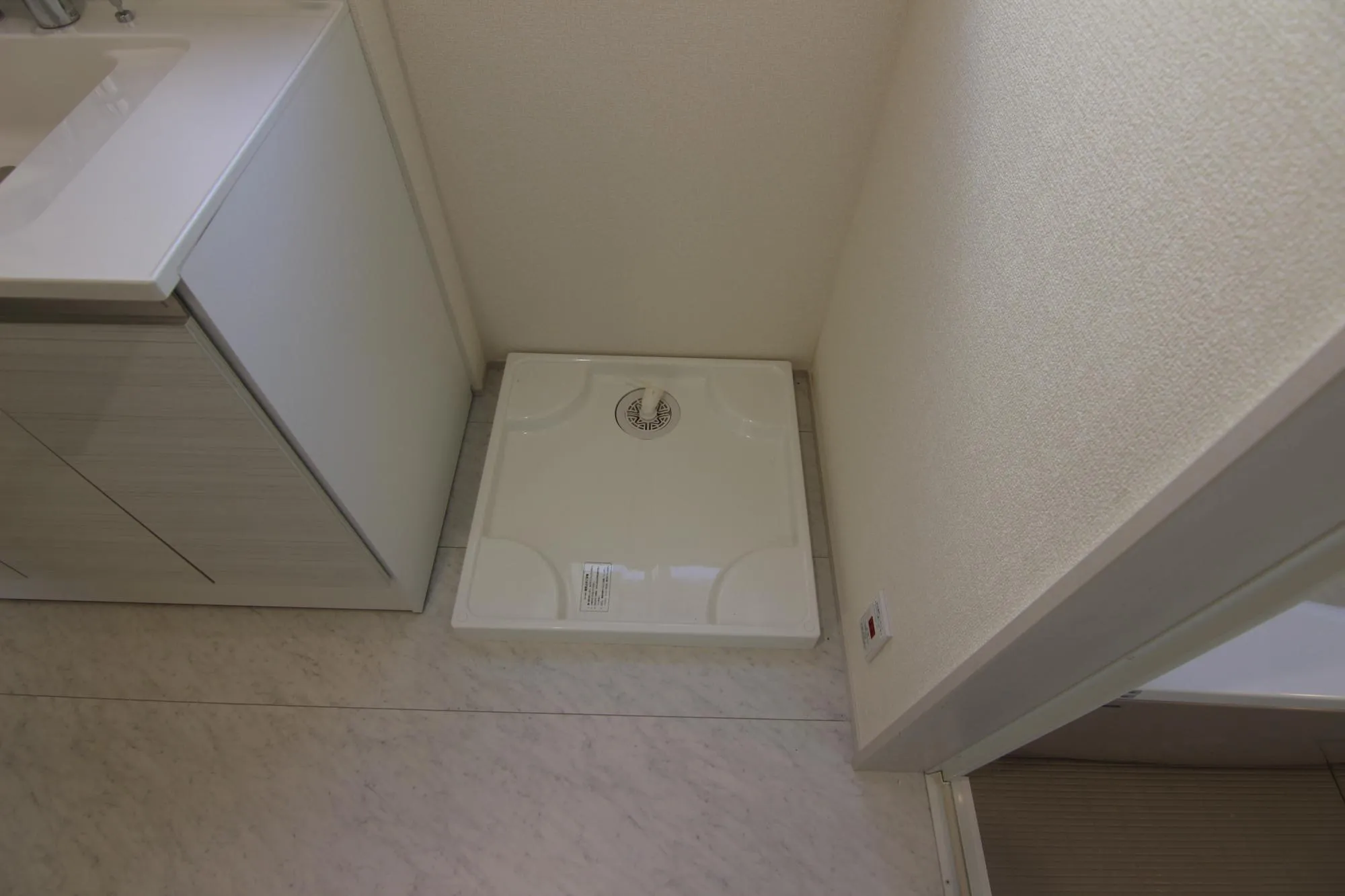 洗面脱衣室には水漏れにも安心な洗濯機パン付き