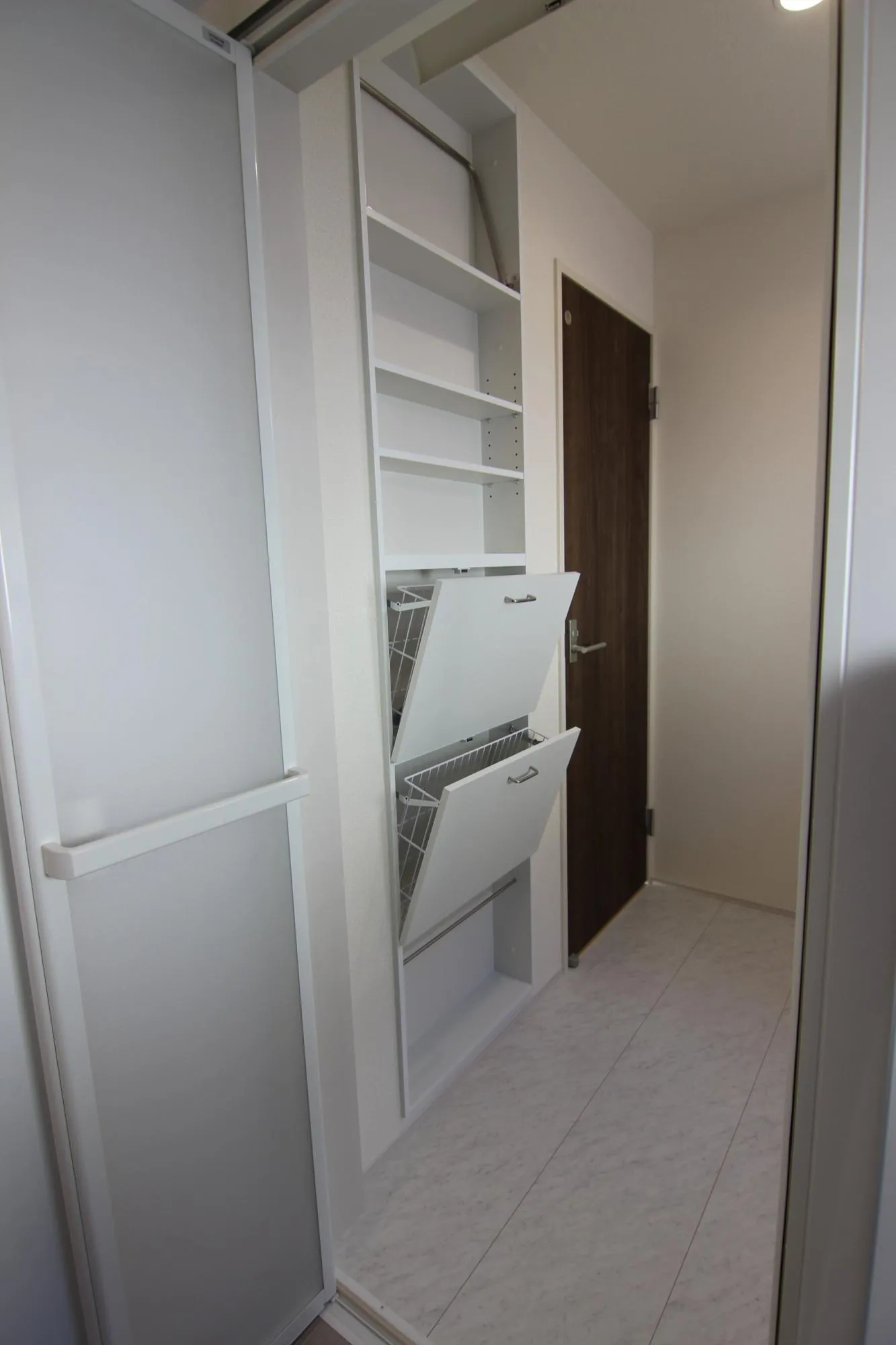 洗面脱衣室の収納量を大きく増加させる壁埋め込みのサニタリー収納
