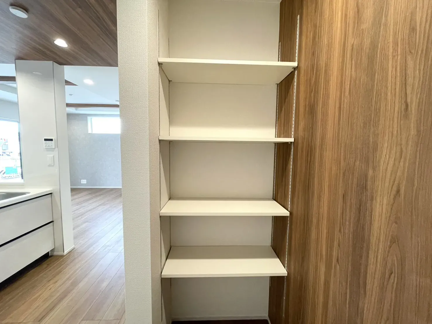 1号棟　キッチン横パントリー