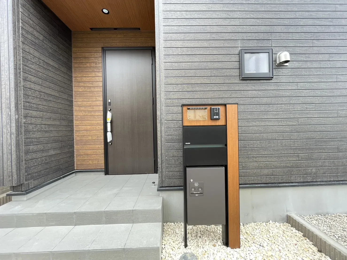 1号棟　宅配ボックス　玄関扉