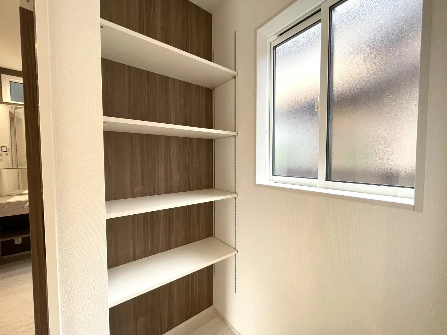 2号棟 キッチン横 可動棚