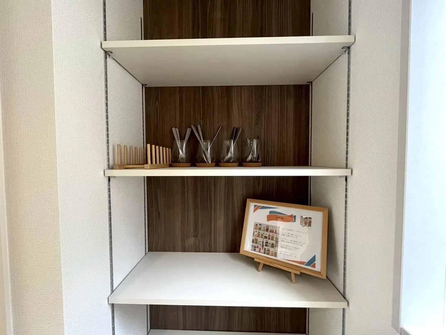 2号棟 キッチン横 可動棚(モデル家具あり)