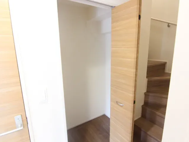 1階廊下物置　1号棟