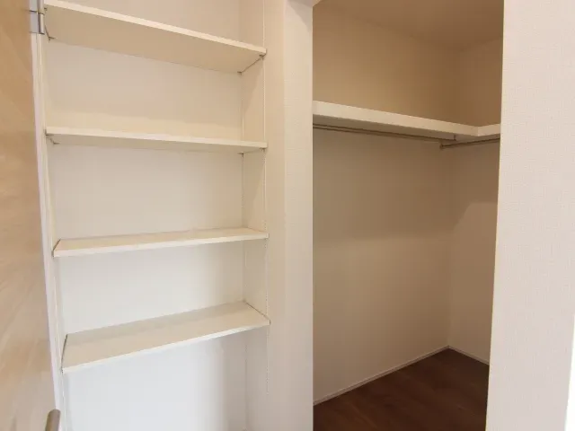 洋室6帖可動棚4段・WIC　1号棟