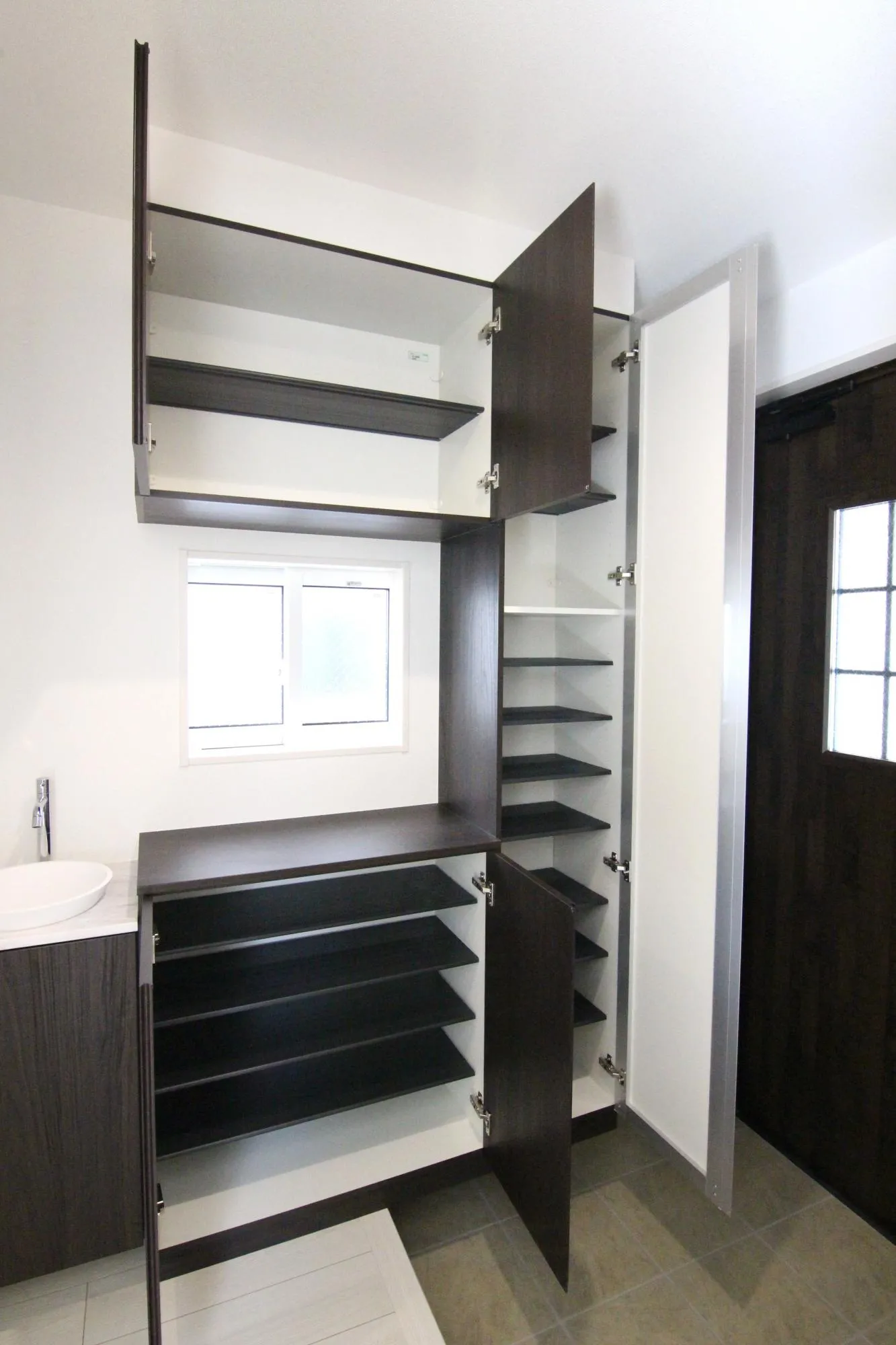 【玄関収納裏側】