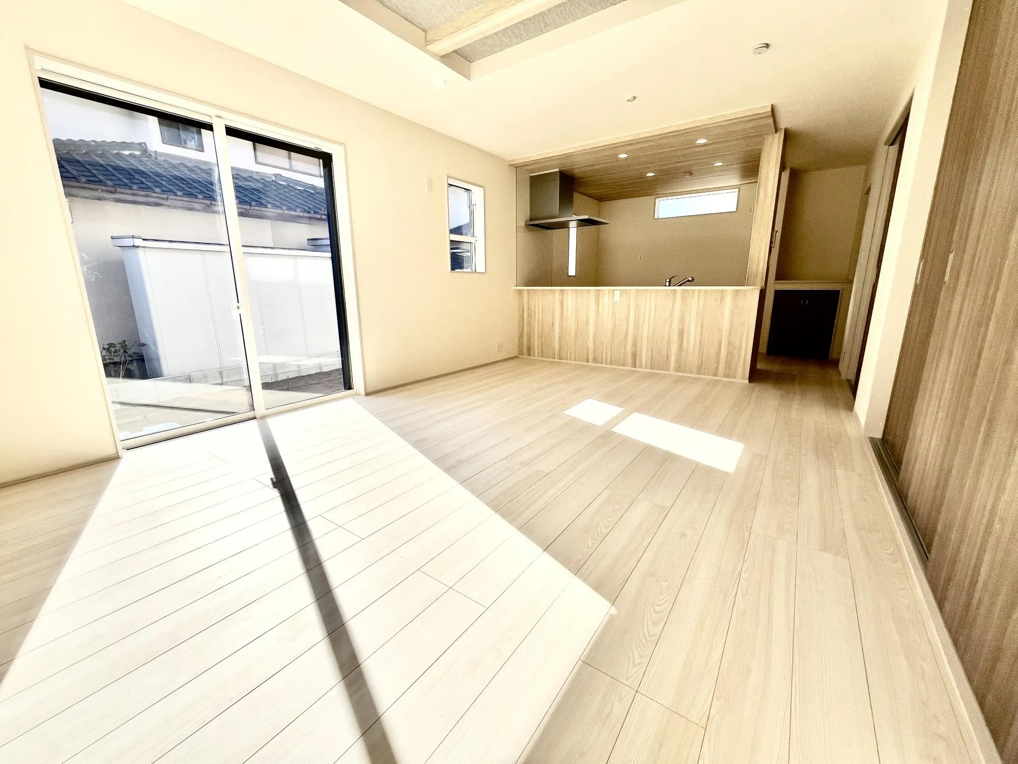 窓から差し込む陽光が家族の団らんを暖かく包み込みます。