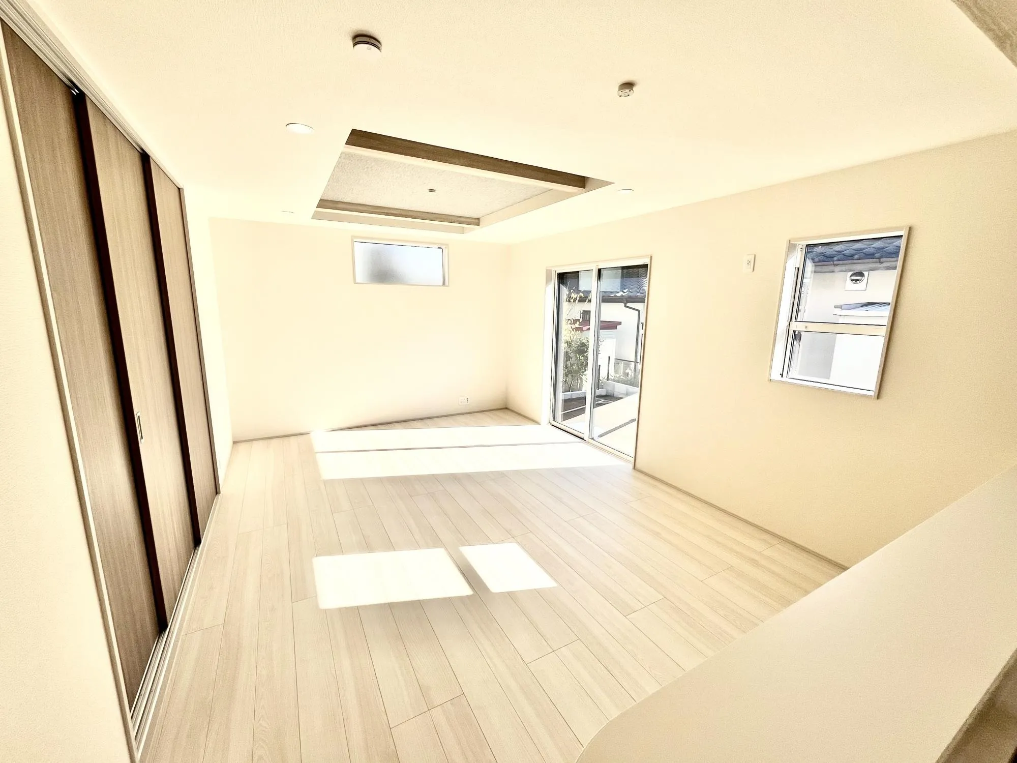 折上天井を採用し解放感溢れるリビング。