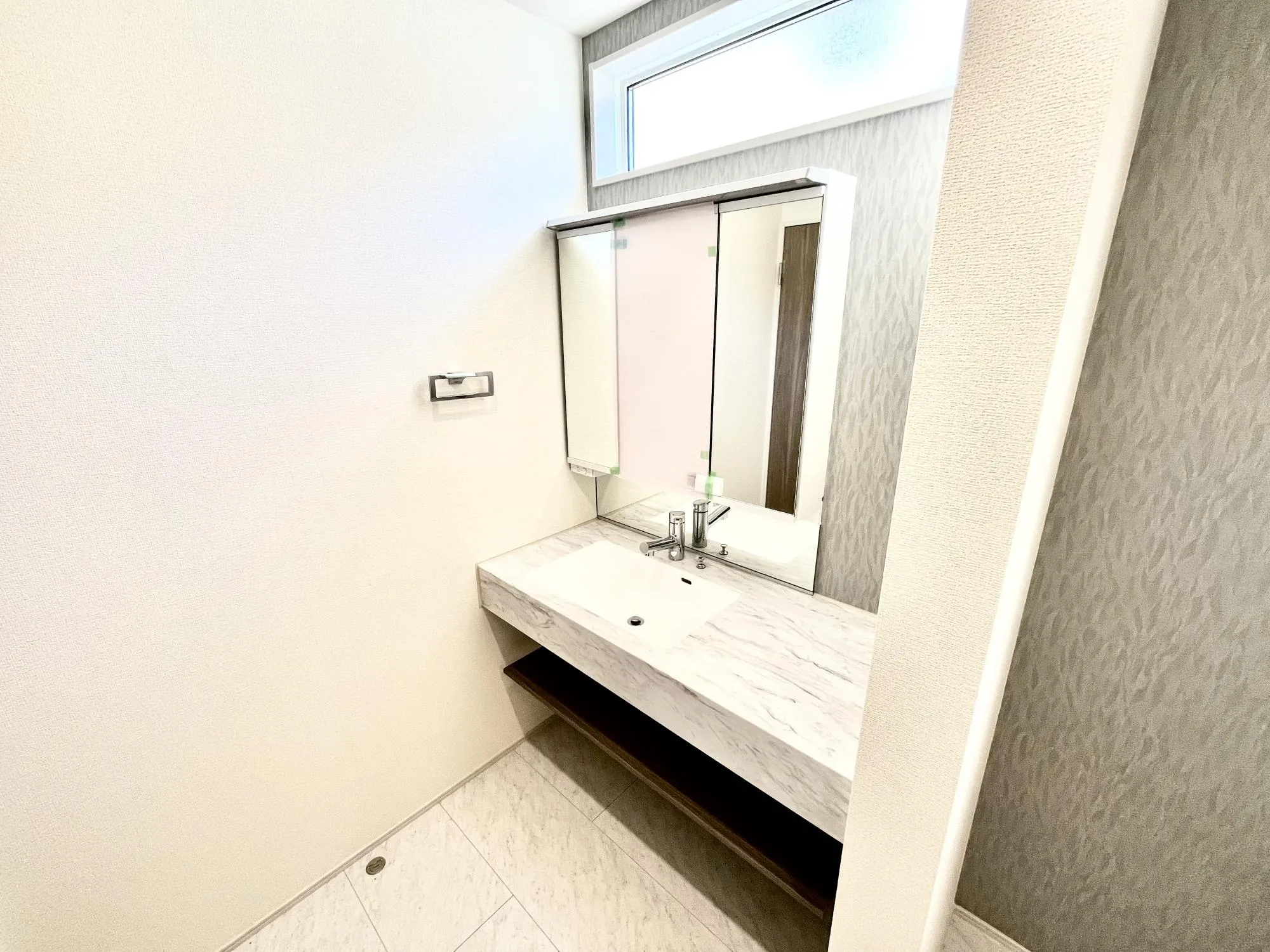 清潔感を保つ広々オープンサニタリーで忙しい朝もスムーズに。