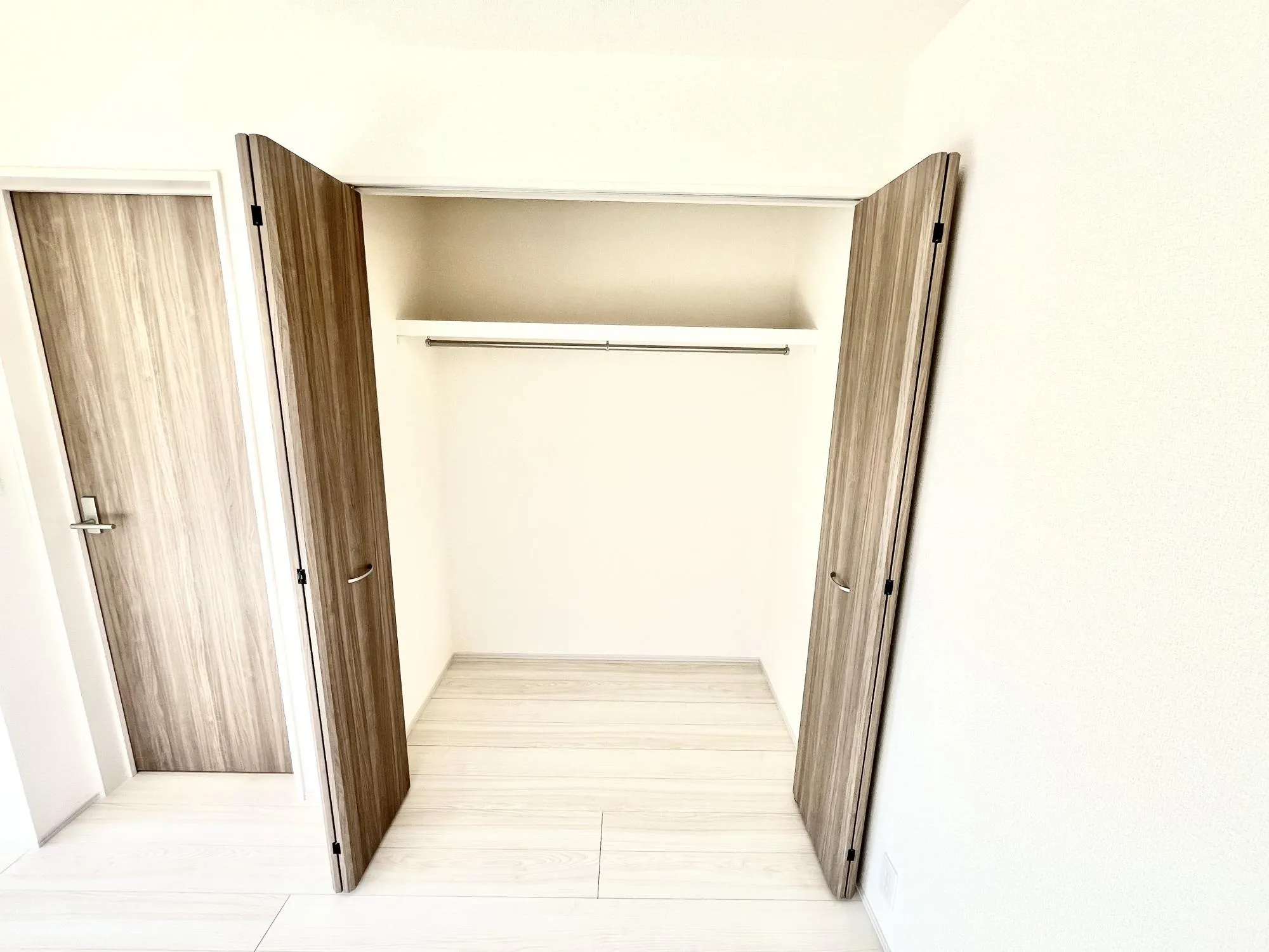 衣類をしっかりと収納することで、居室スペースを充分機能させることができます。