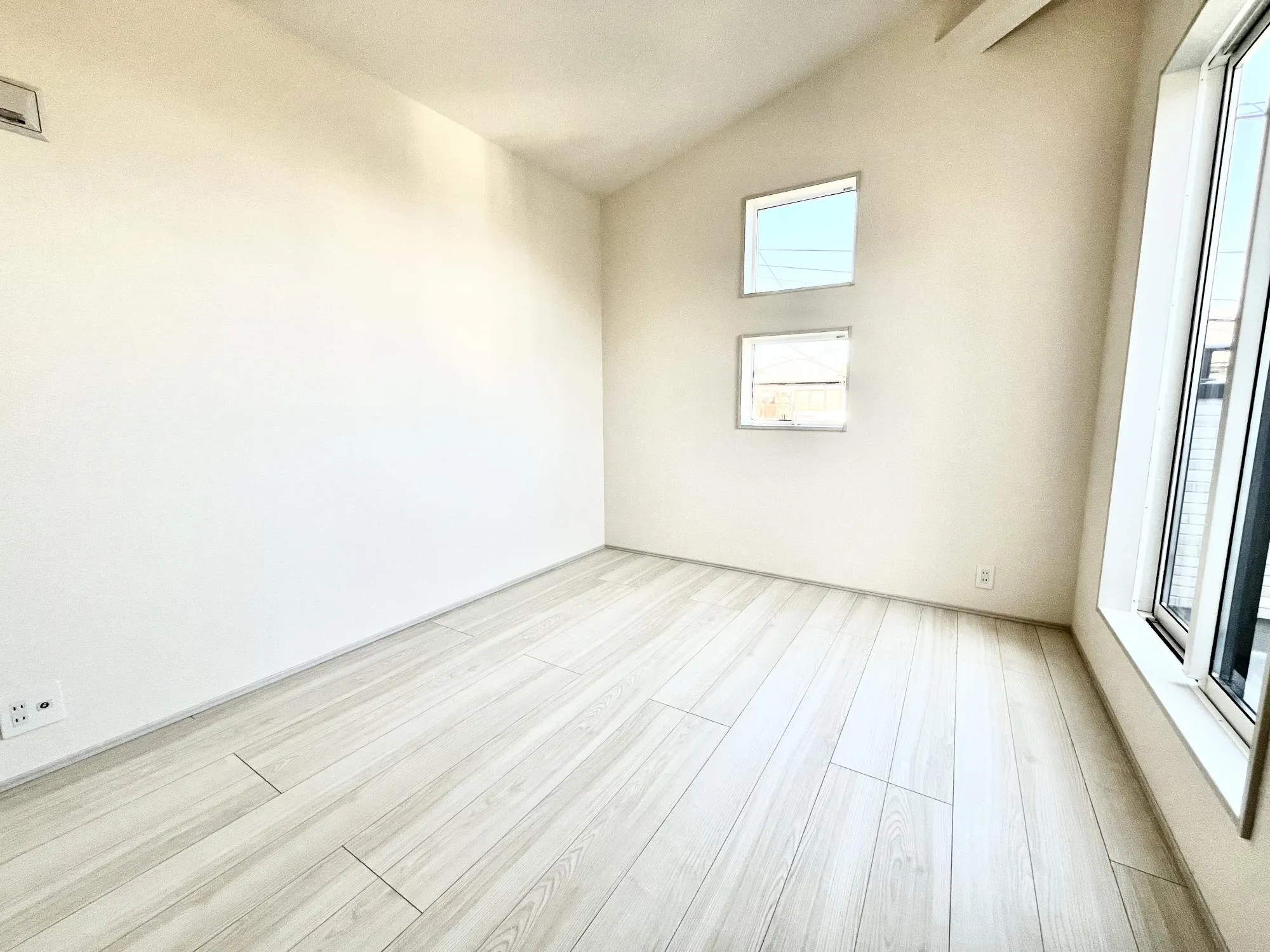 解放感を演出する、勾配天井を採用した洋室。