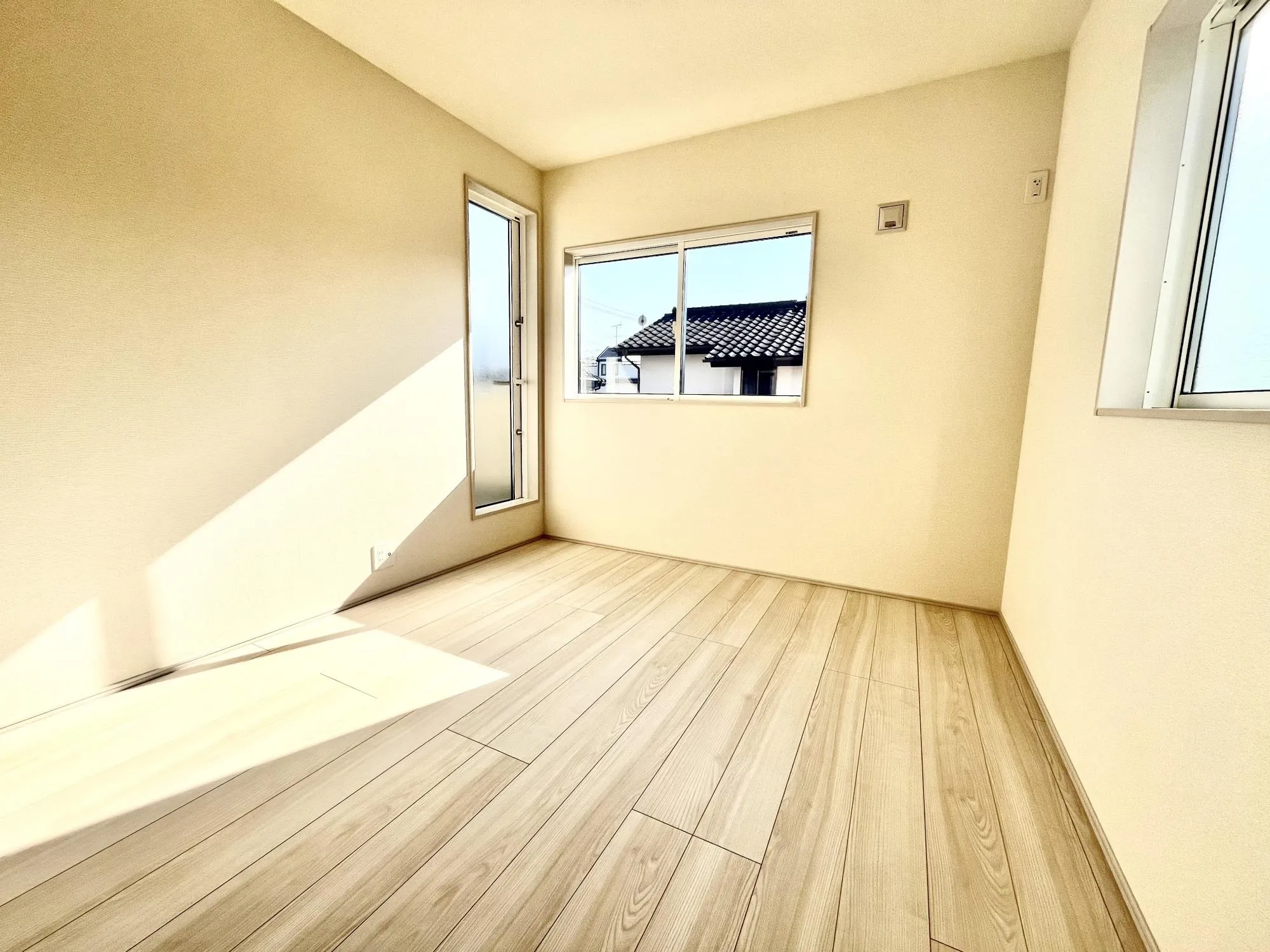 シンプルにデザインされた室内。家具やレイアウトでお好みの空間に。