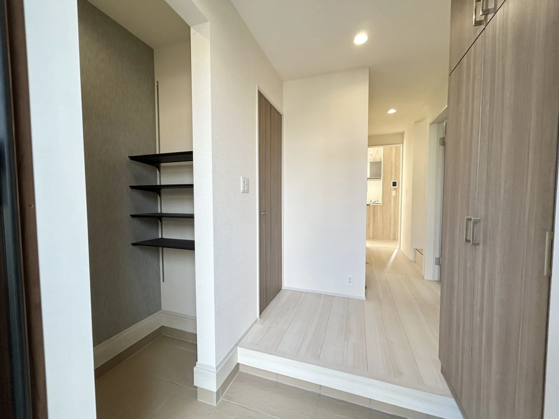 玄関にはベビーカーやアウトドア用品も置ける土間収納を設け、収納力も充実。