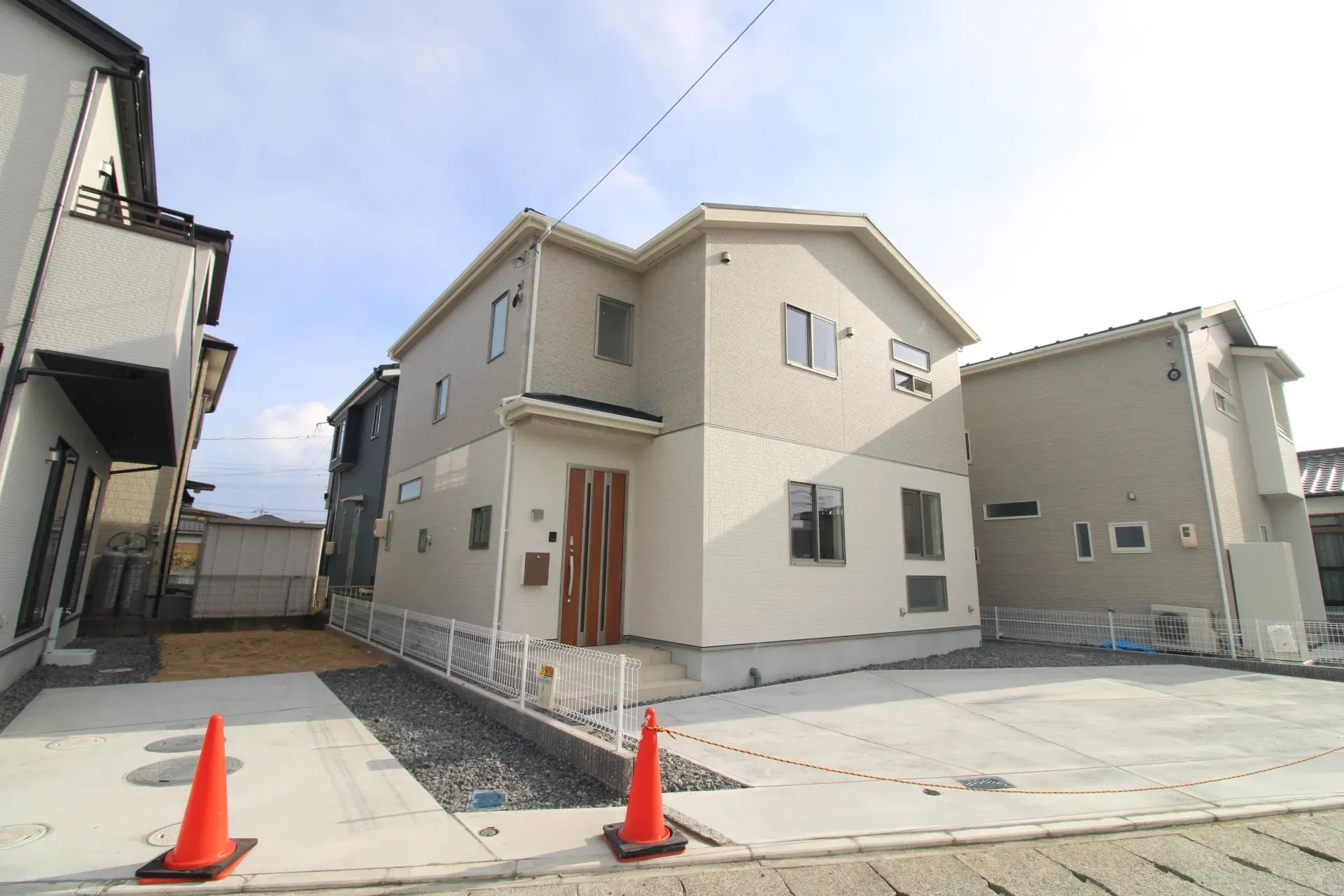 前面道路から見た外観