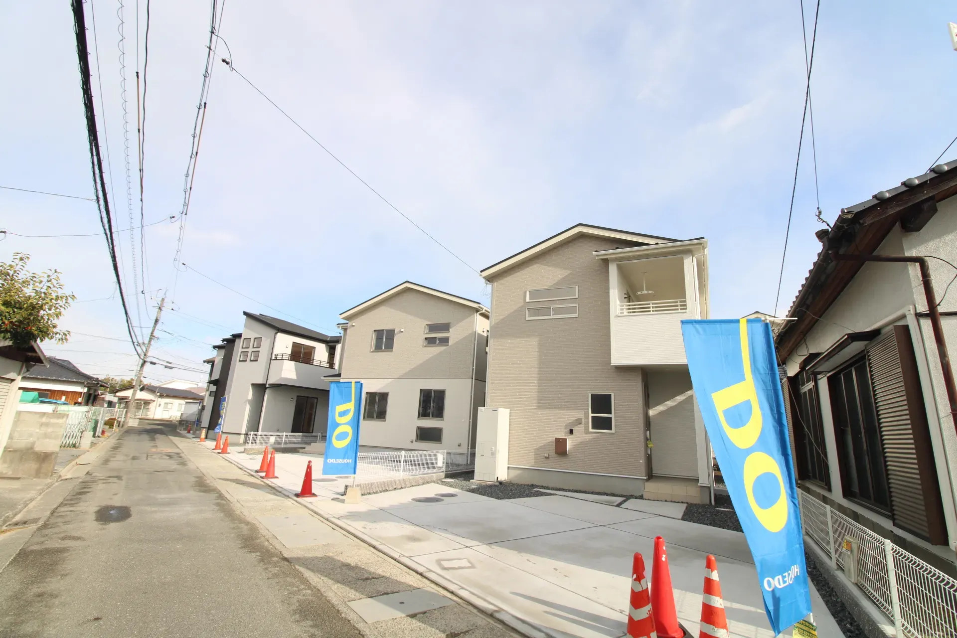 前面道路から見た外観