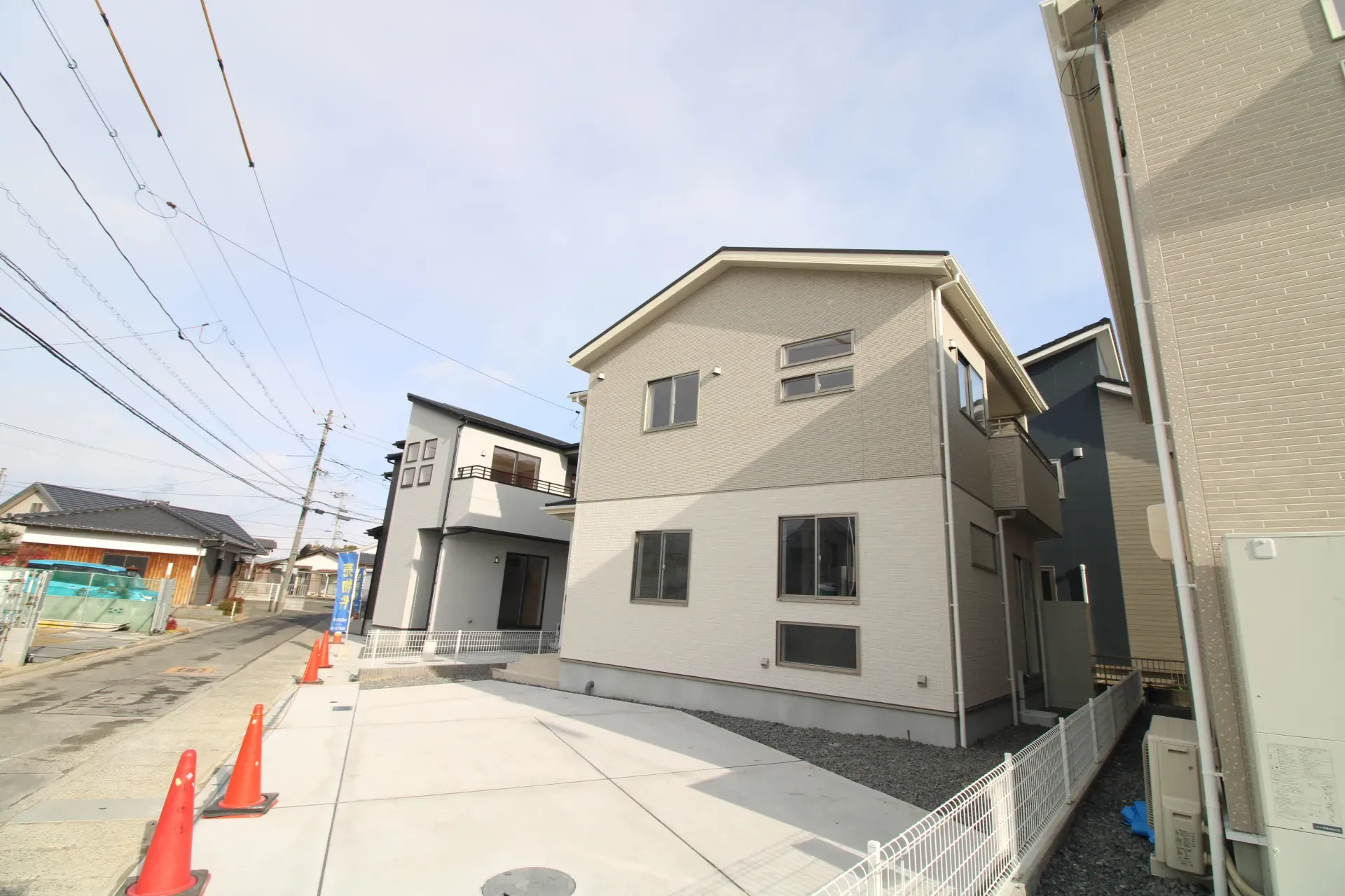 前面道路から見た外観