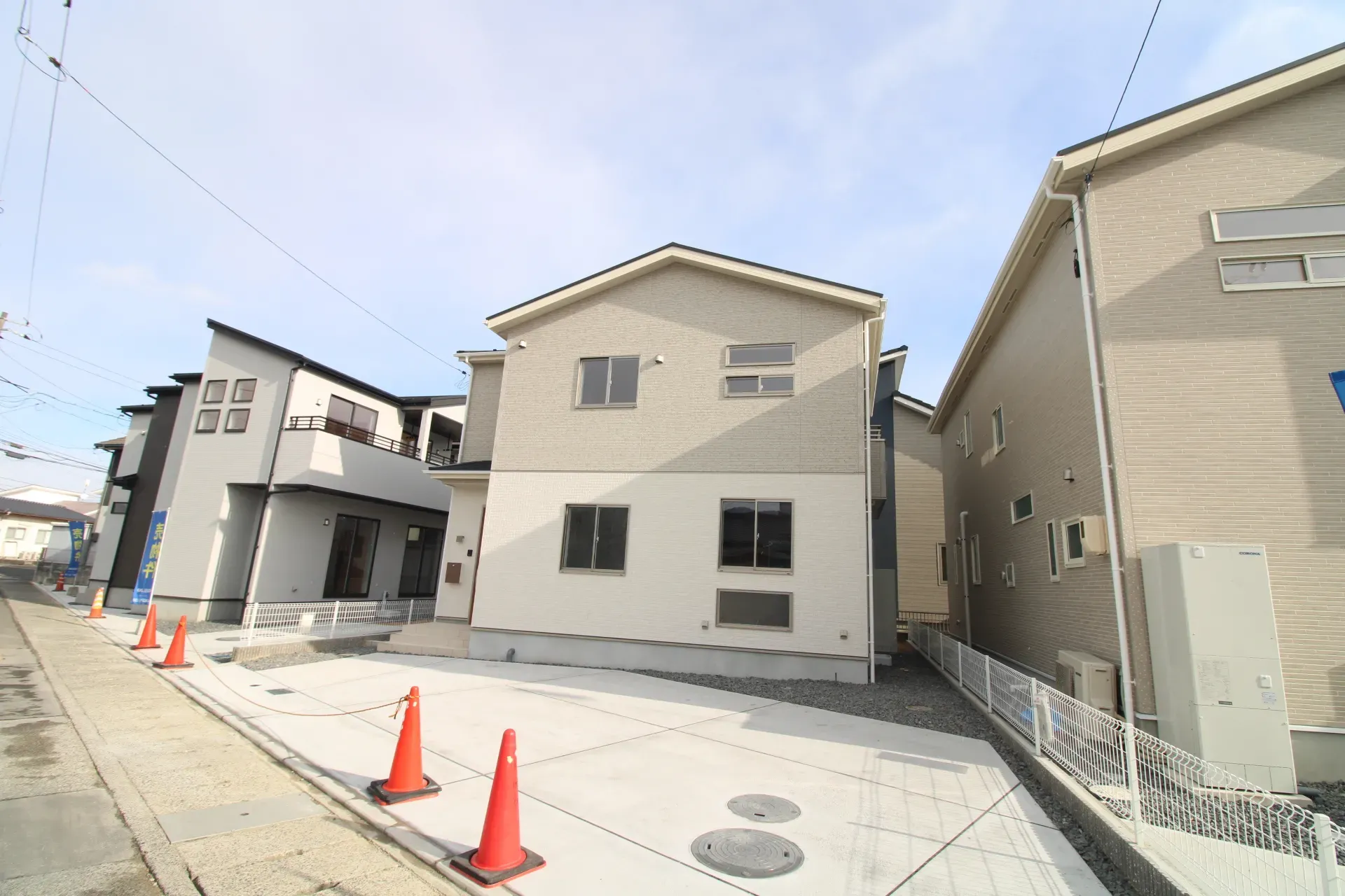 前面道路から見た外観