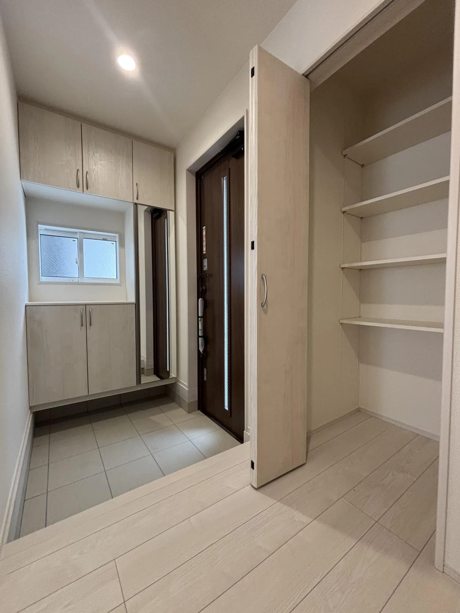 【2号棟　玄関】