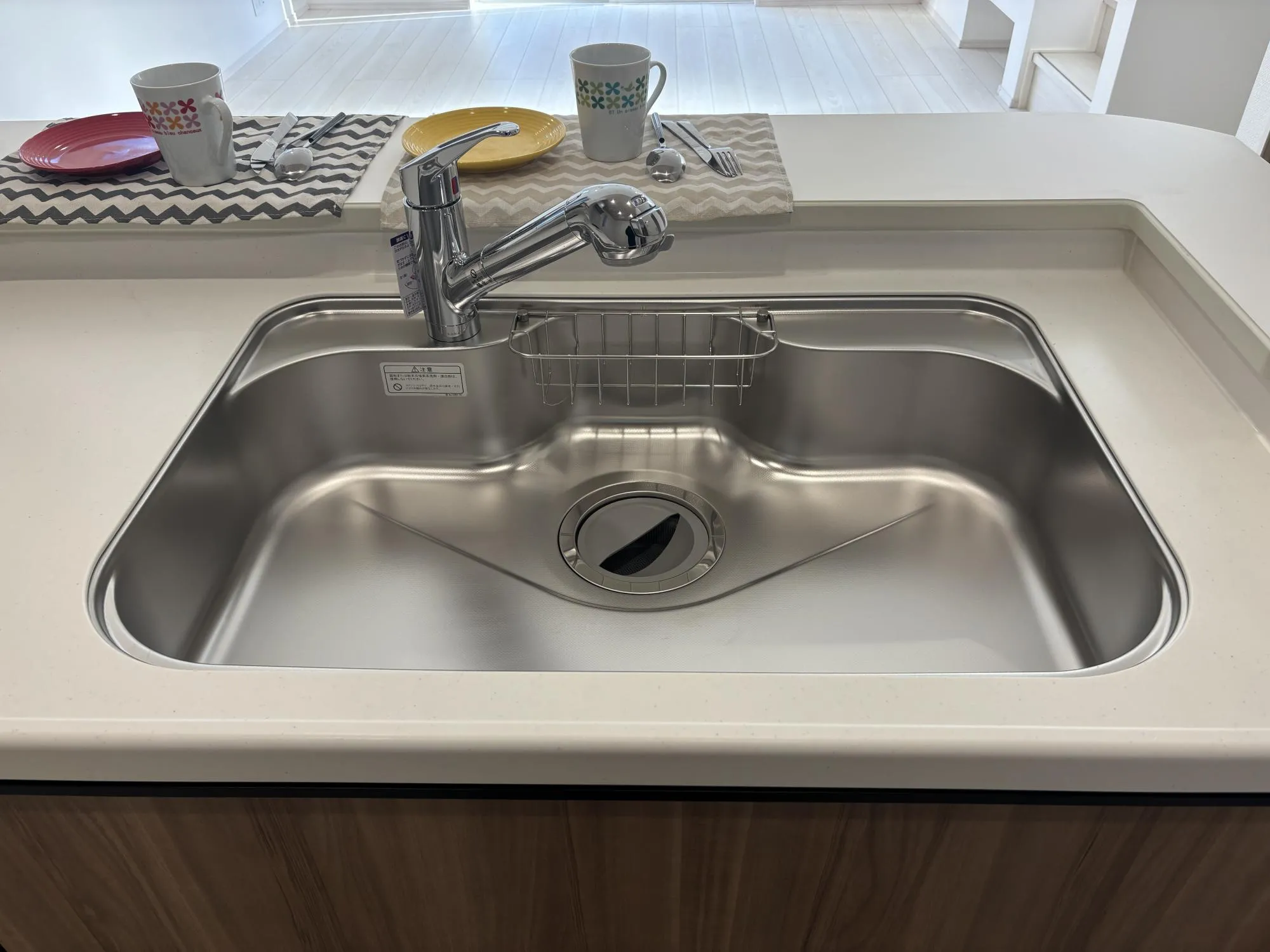 【シンク】洗い物がしやすい広々シンク。浄水にも変更できるうれしい水栓。