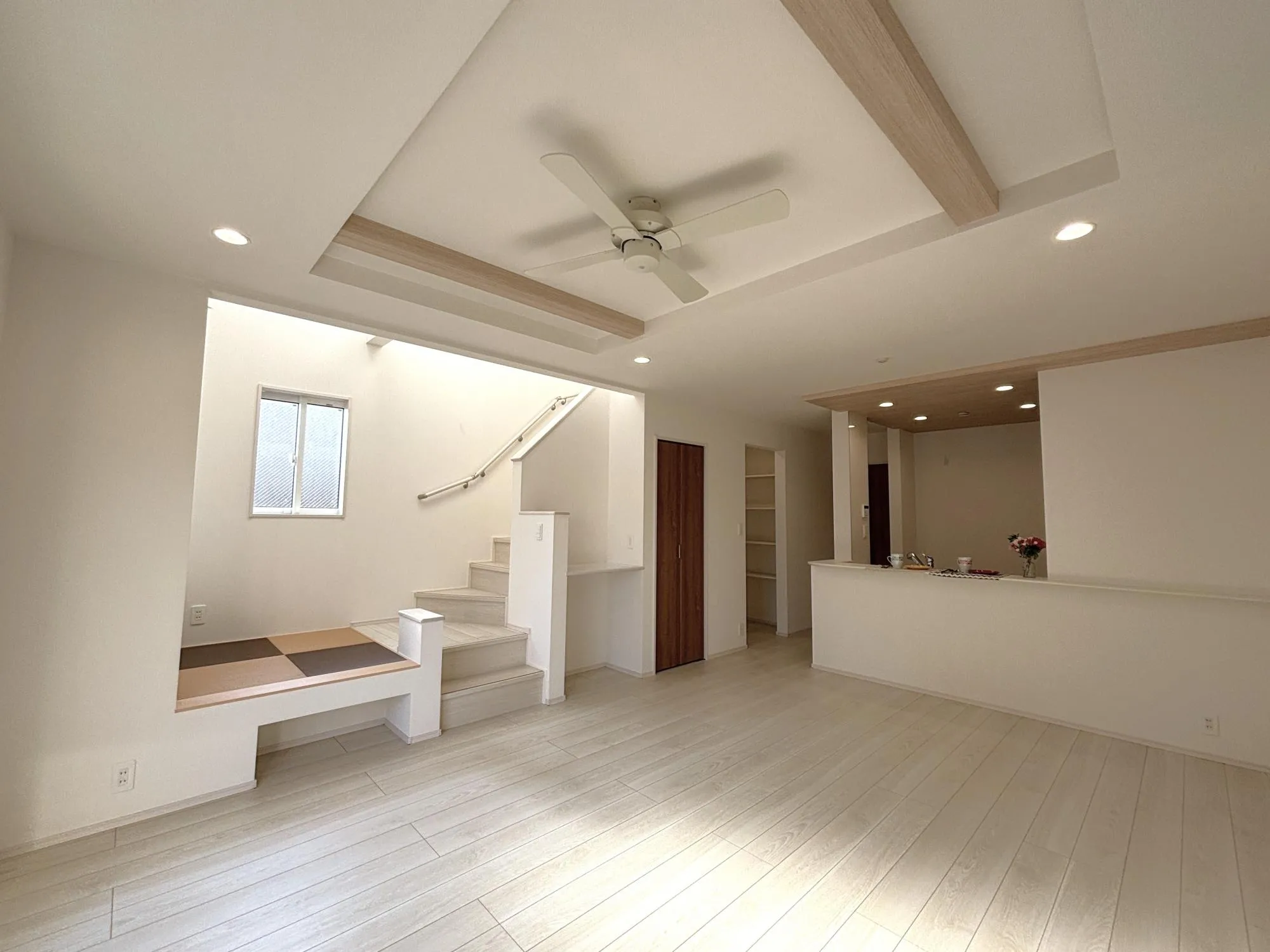 【18.75帖リビング(1号棟)】折上げ天井を施した開放感のあるリビング。南側リビングでプラバシー確保!