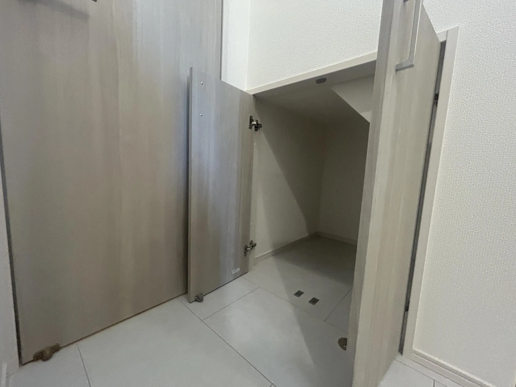 1階トイレ前収納⑵