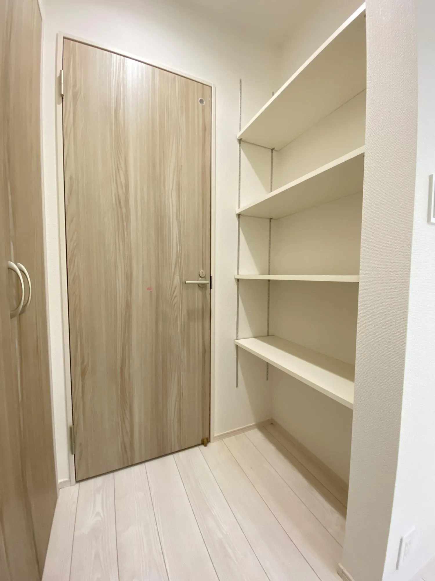 【2号棟】LDK(可動棚)