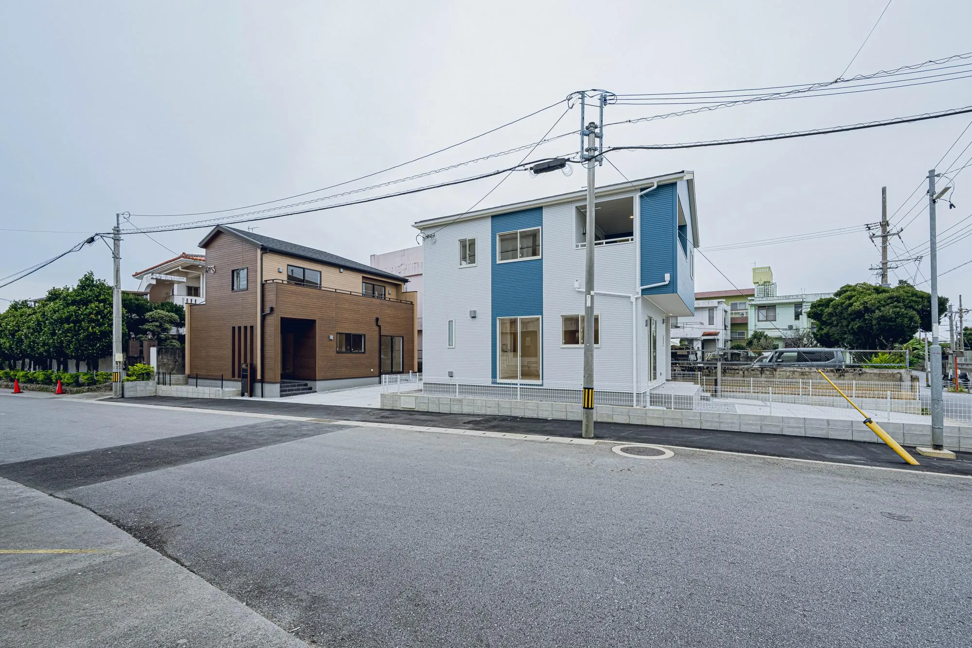 2棟外観:1号棟(茶)、2号棟(水色)