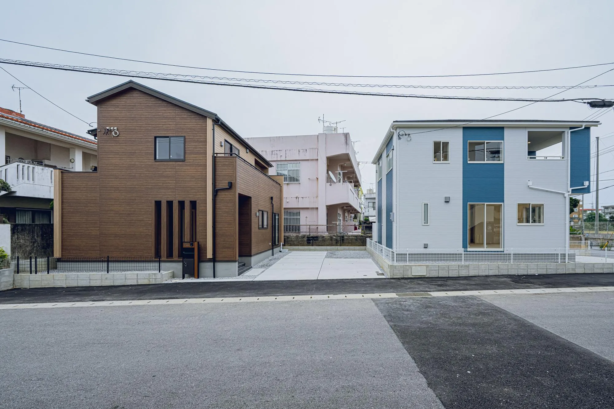 2棟外観:1号棟(茶)、2号棟(水色)