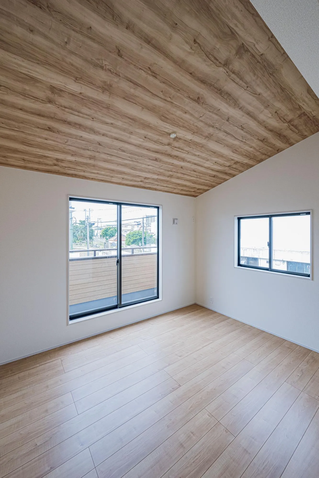 1号棟:洋室7.0帖　勾配天井　ウォークインクローゼット