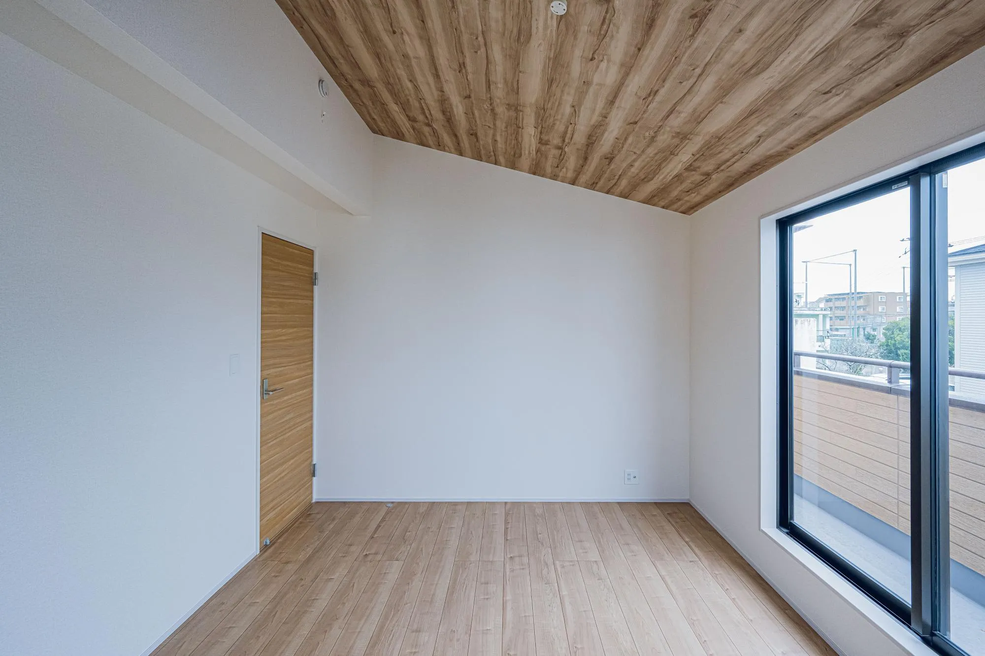 1号棟:洋室7.0帖　勾配天井　ウォークインクローゼット