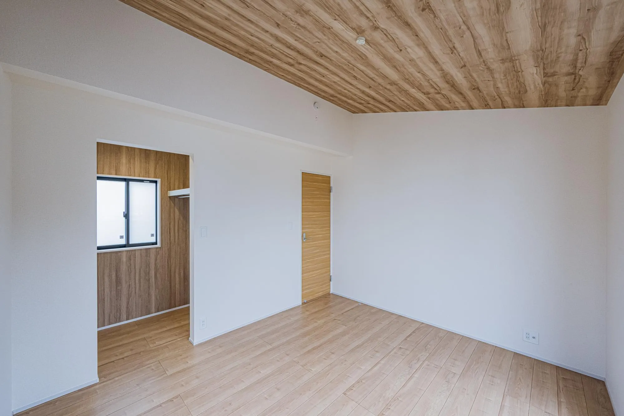 1号棟:洋室7.0帖　勾配天井　ウォークインクローゼット