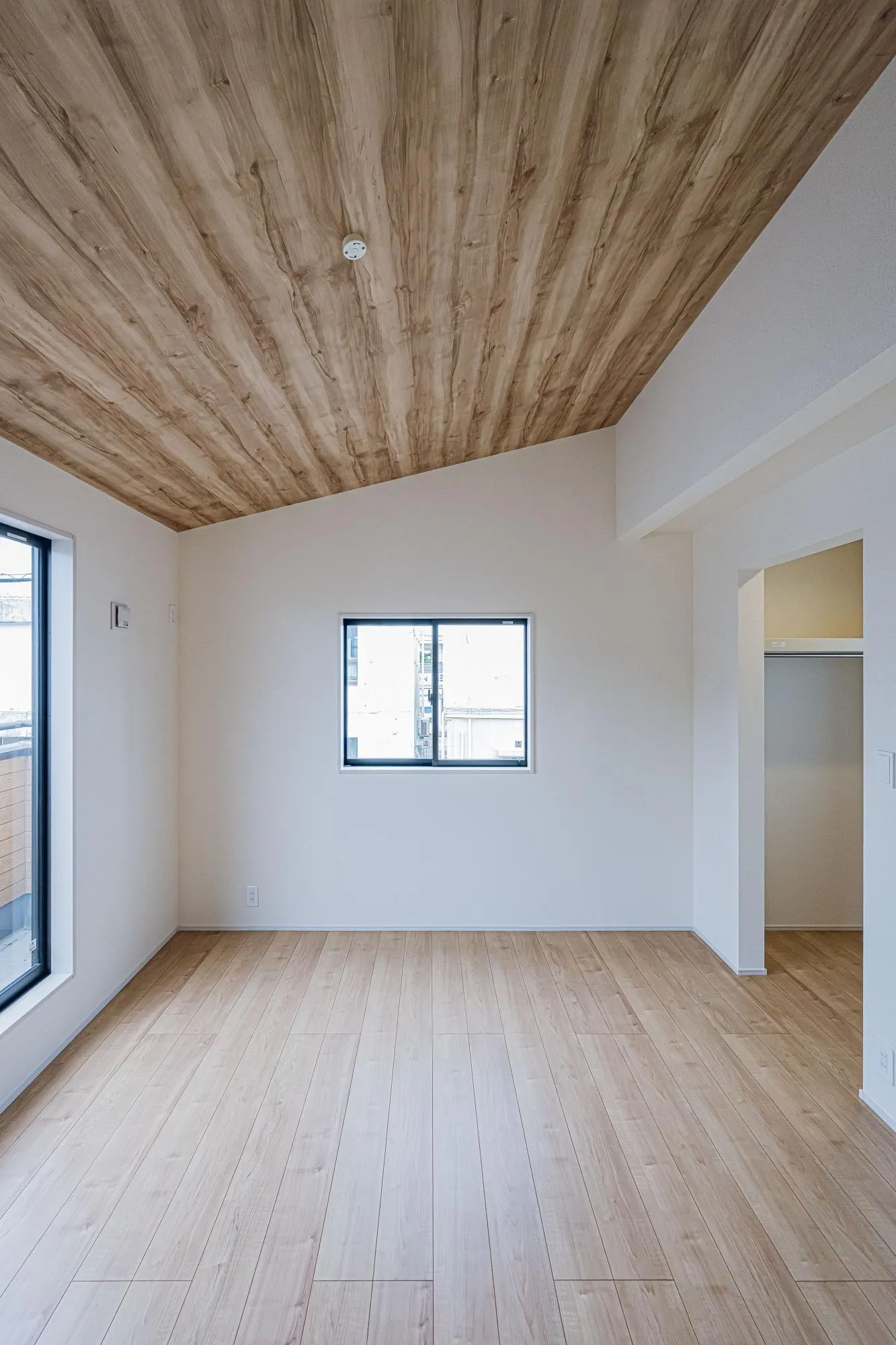 1号棟:洋室7.0帖　勾配天井　ウォークインクローゼット