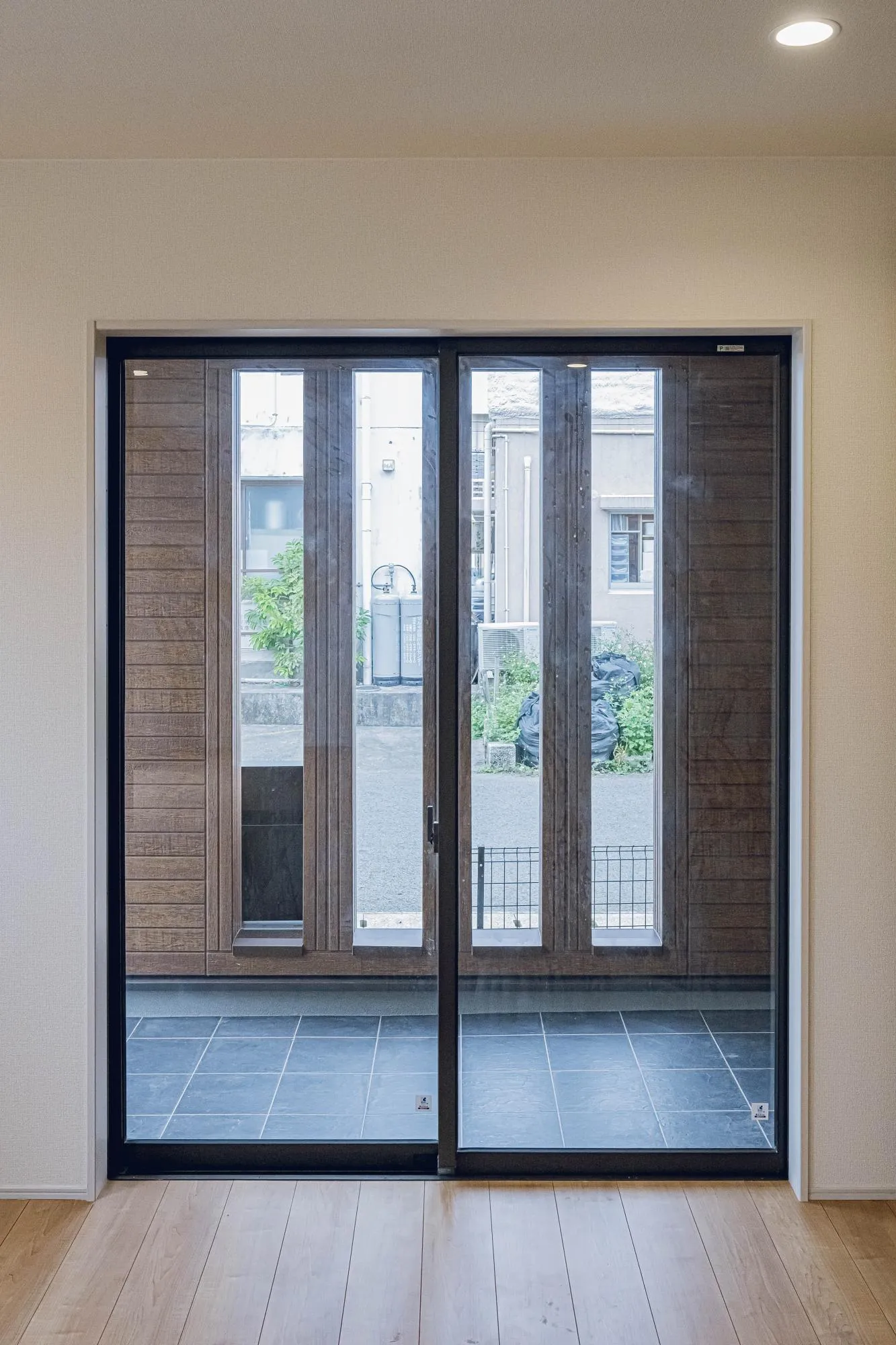 リビングから玄関ポーチを見る