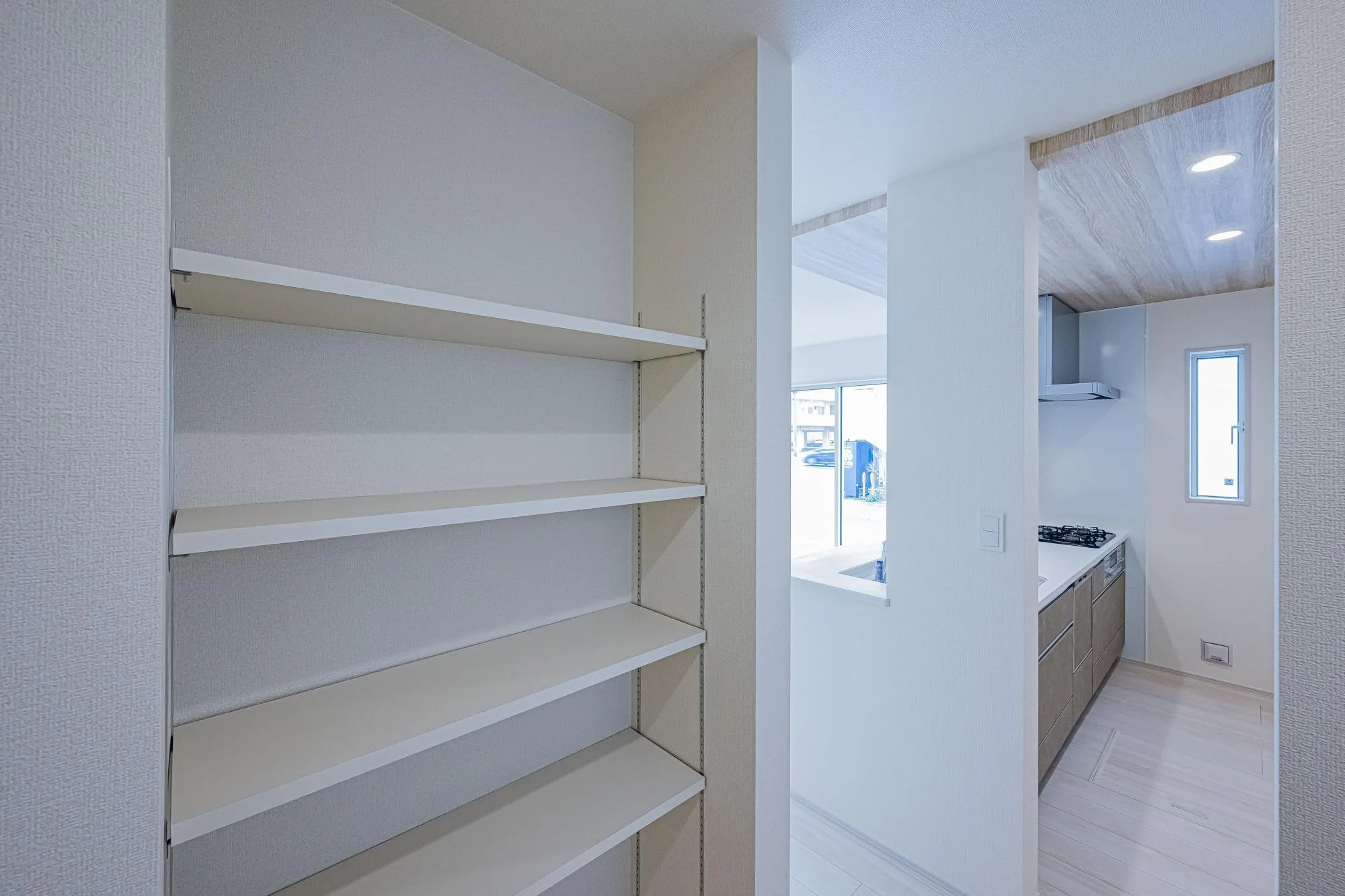 キッチン横のパントリー