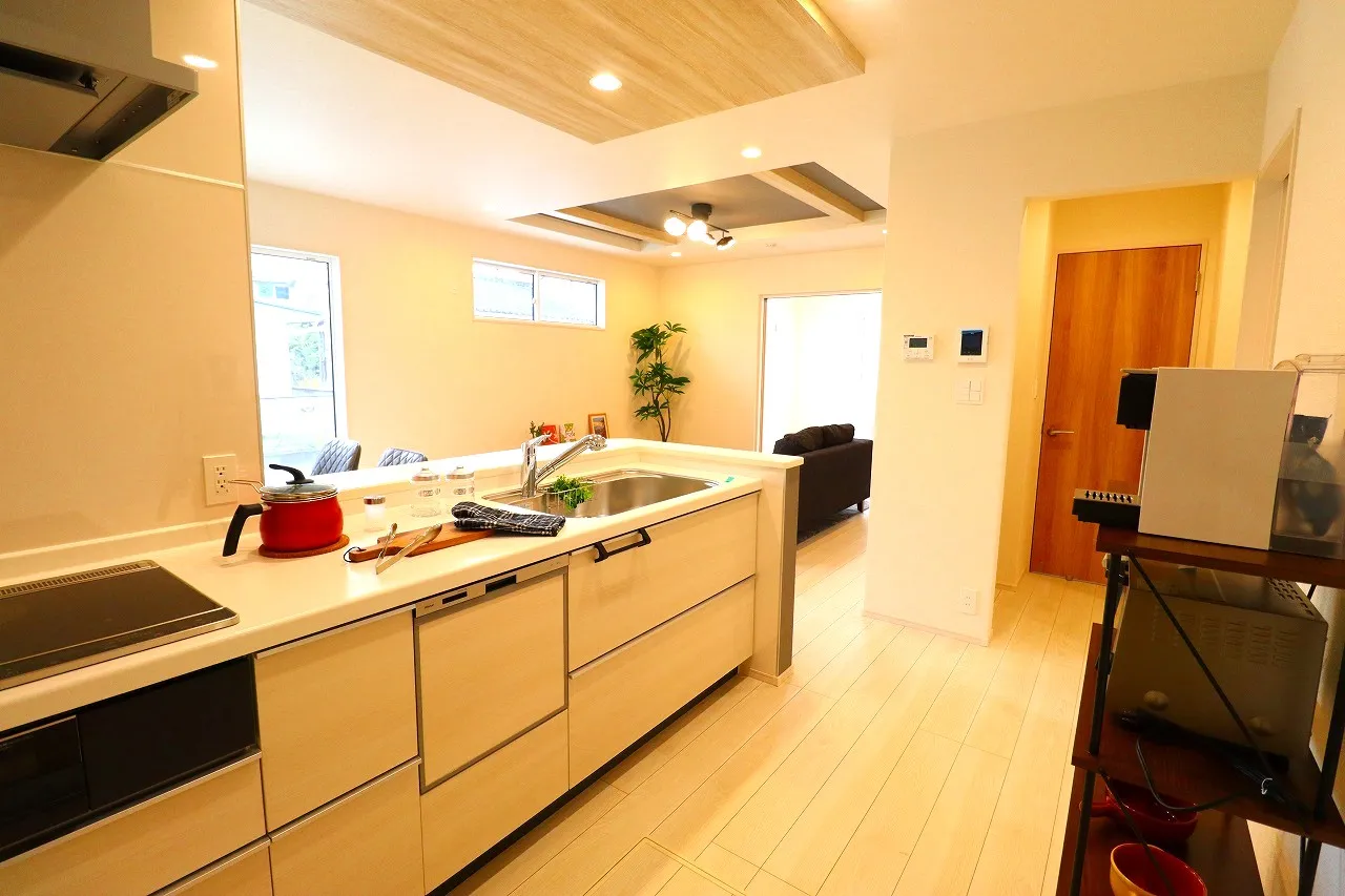 【1号棟キッチン+クローク・パントリー】