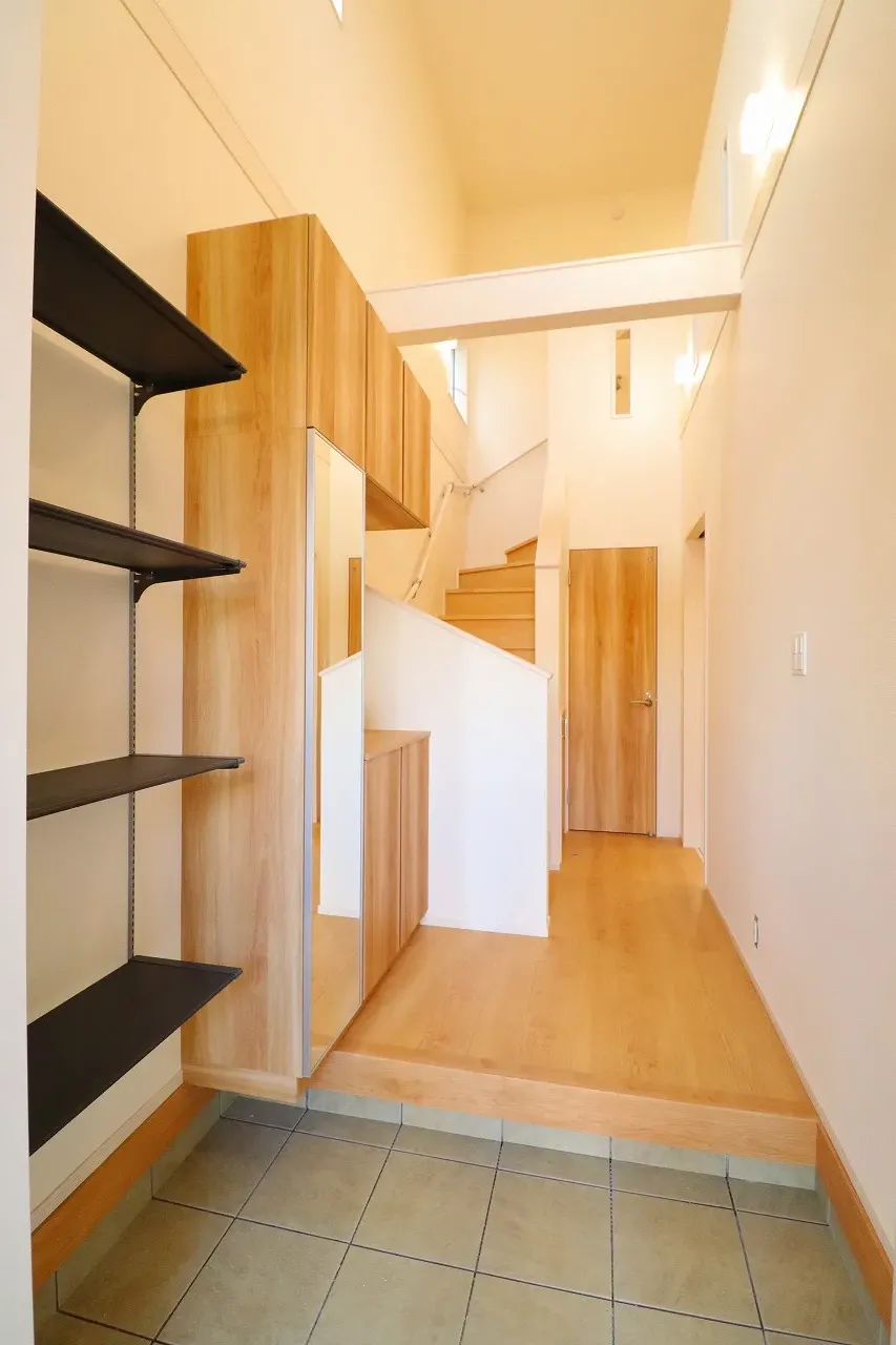 【2号棟玄関吹き抜け】