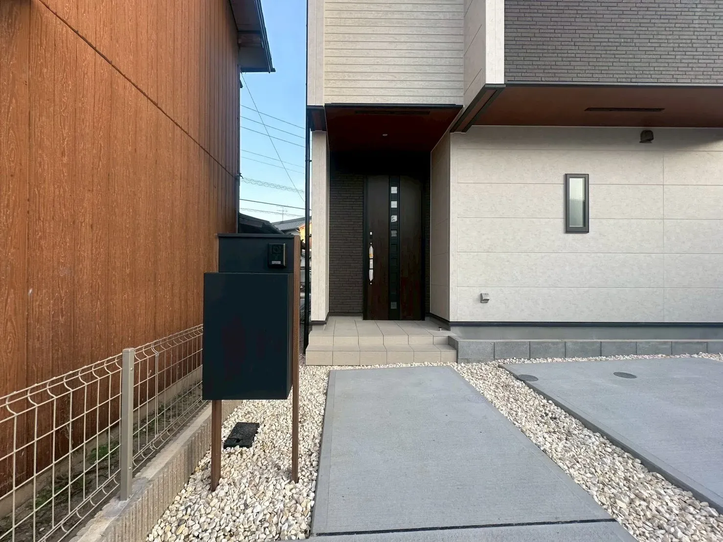 宅配ボックス　玄関扉