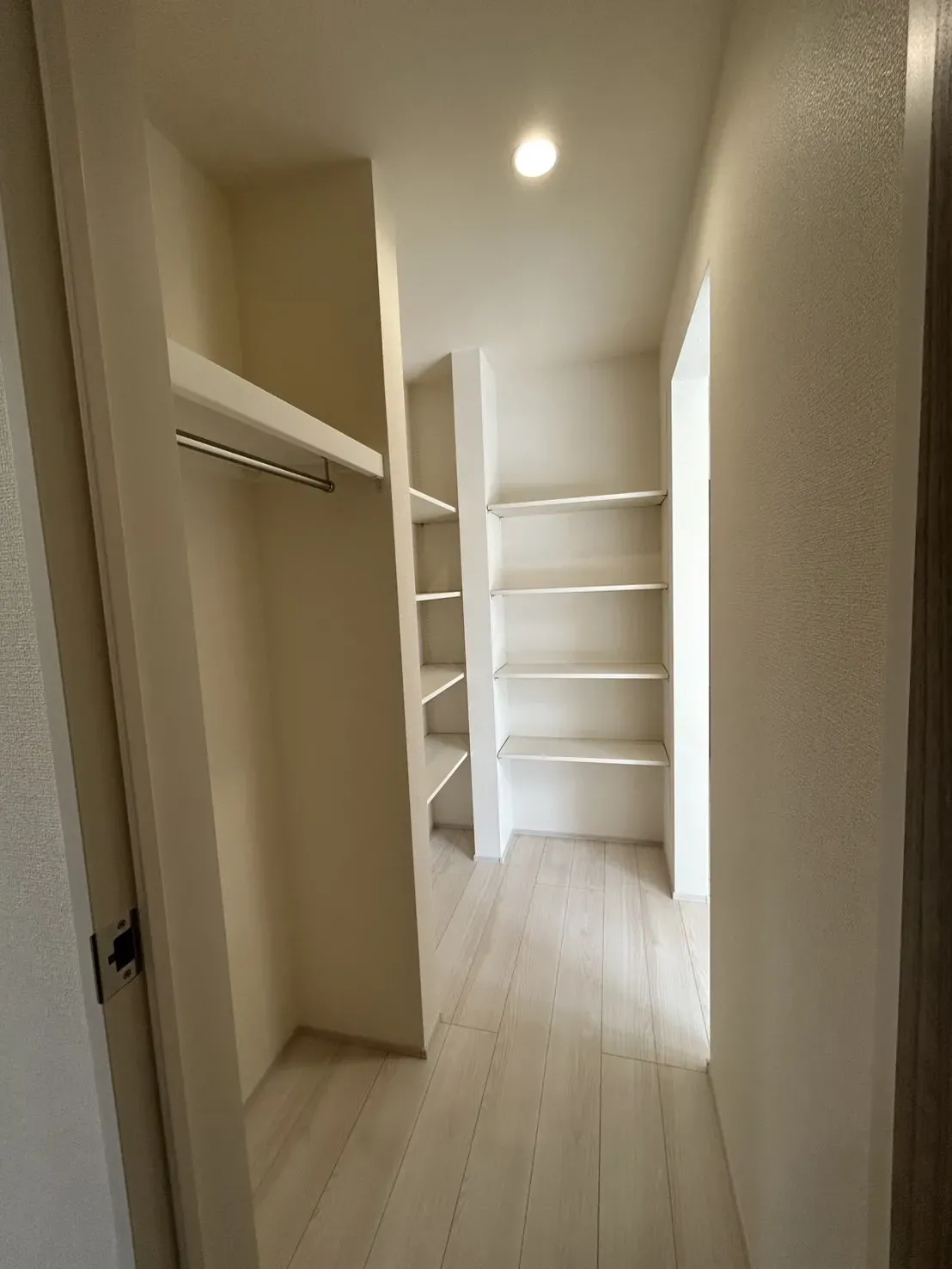 【収納】食料品や日用品の収納が行えるパントリー付き!