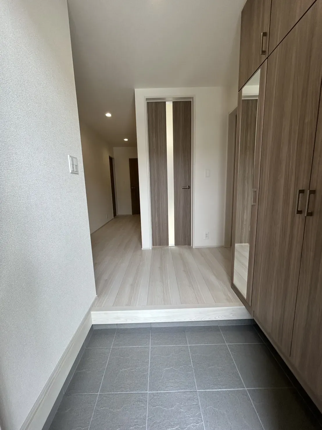 【玄関】全身姿見付きの大容量シューズボックス!